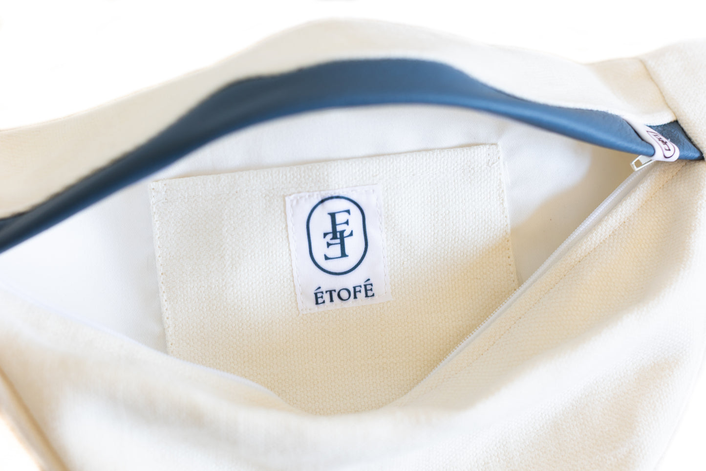 Vue intérieure de la banane en jean bleu recyclé Étofé avec doublure blanche à motifs géométriques et étiquette logo Étofé