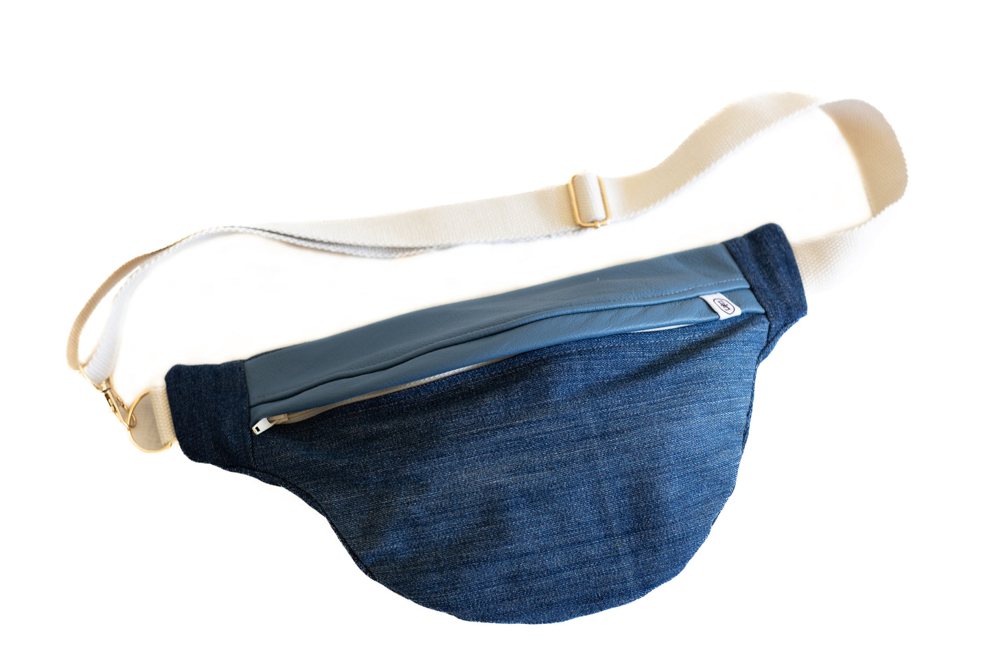 Banane en jean bleu recyclé Étofé avec fermeture éclair bleu marine et sangle beige ajustable