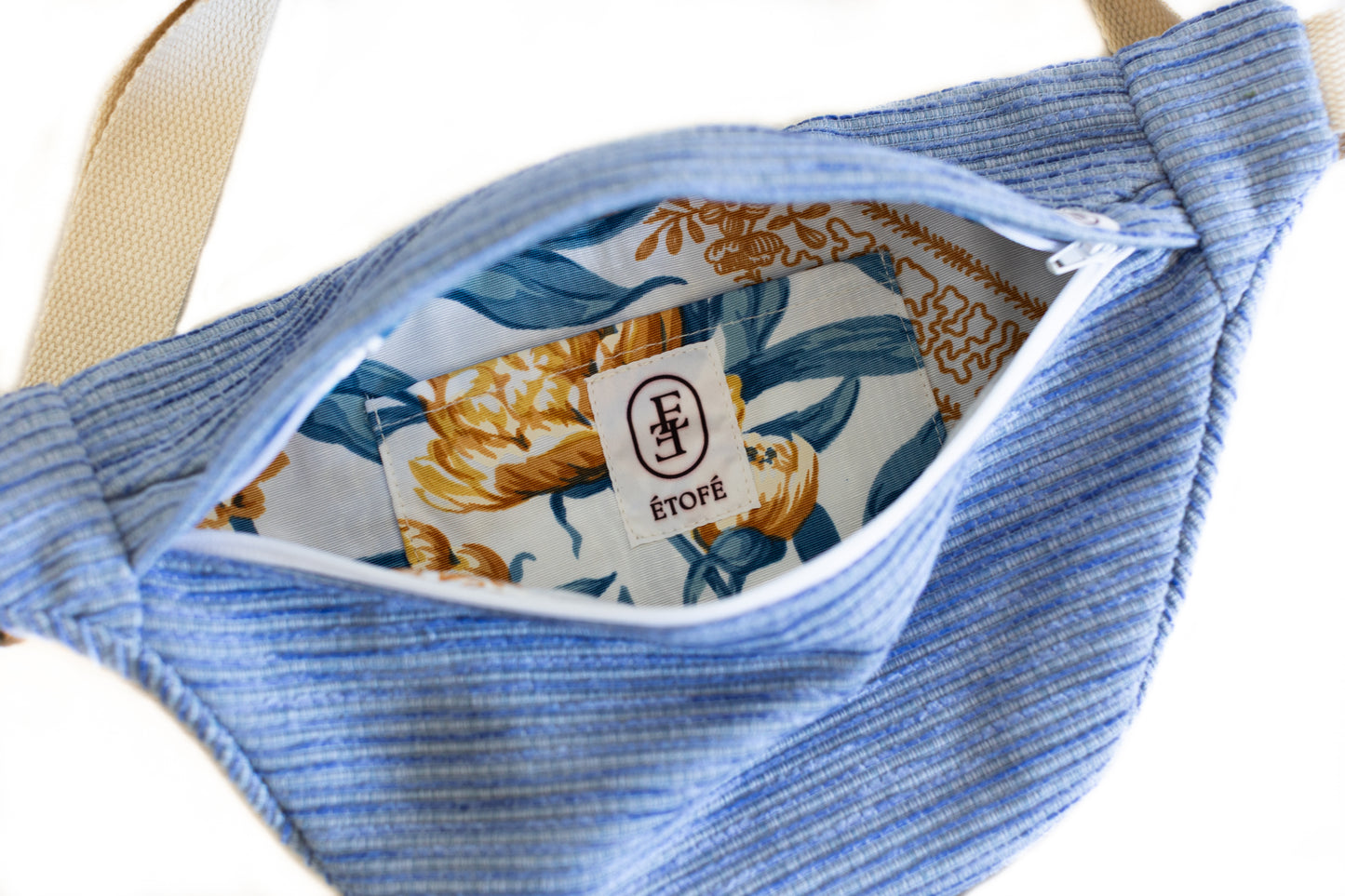 Intérieur de banane rayée bleue Étofé en coton recyclé avec doublure à motif fleuri et fermeture éclair blanche