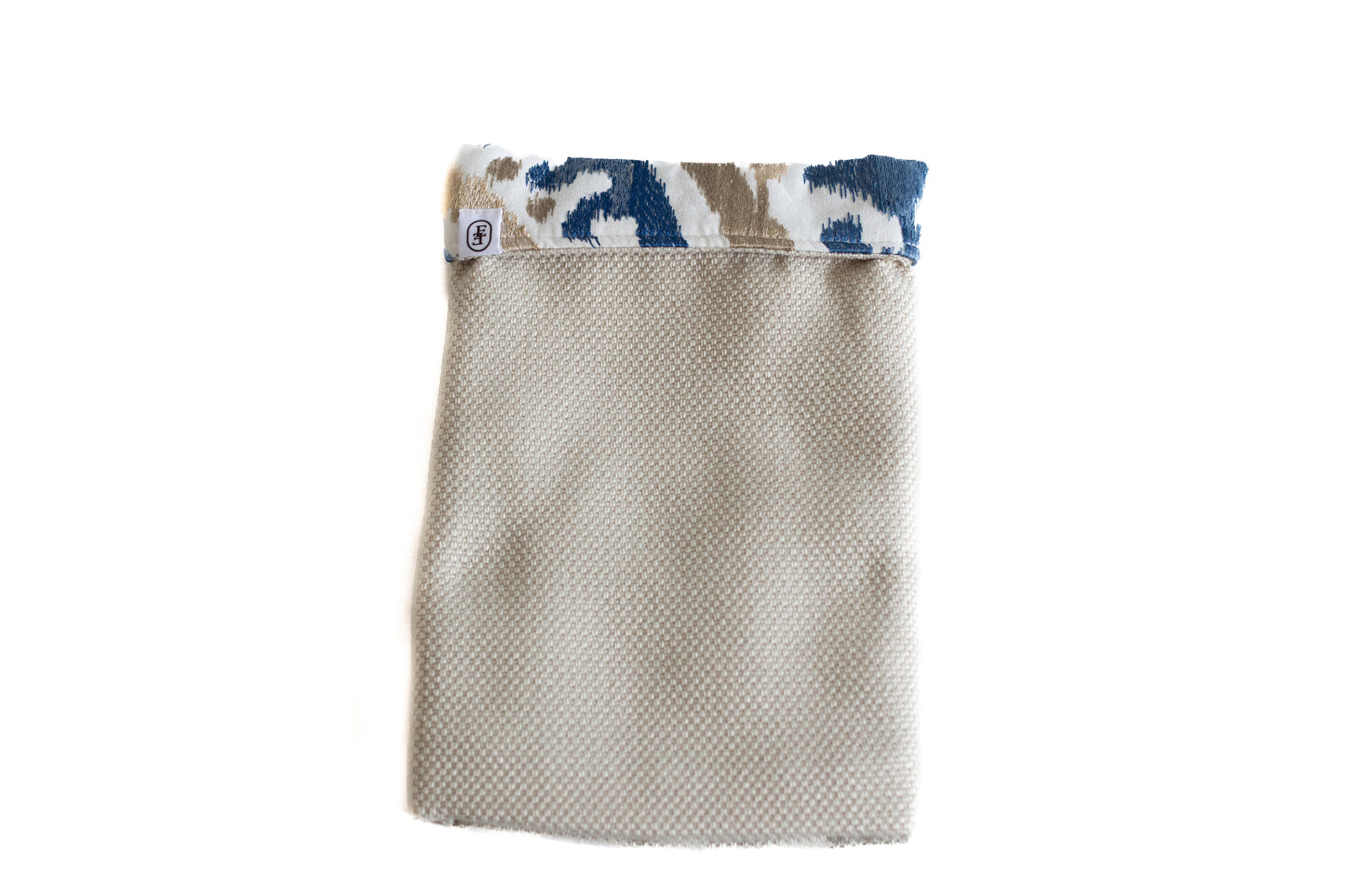 Housse de tablette beige avec bordure bleue à motifs ethniques — tissu upcyclé ÉTOFÉ