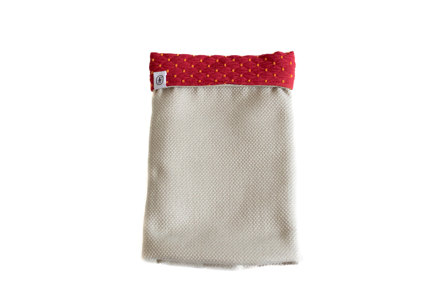 Housse de tablette beige avec bordure rouge brodée de la marque ÉTOFÉ en tissu upcyclé