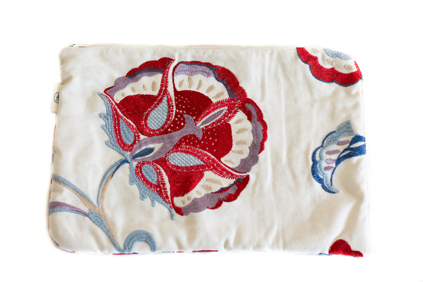 Housse en tissu recyclé brodée d'une grande fleur rouge et bleue, fabriquée à la main dans une démarche éthique et locale.