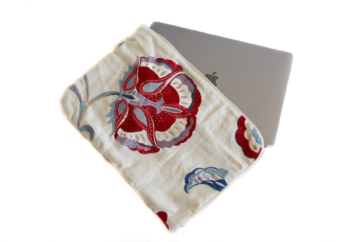 Housse pour ordinateur en tissu upcyclé brodé d’une fleur rouge, faite main et conçue de manière responsable en France.