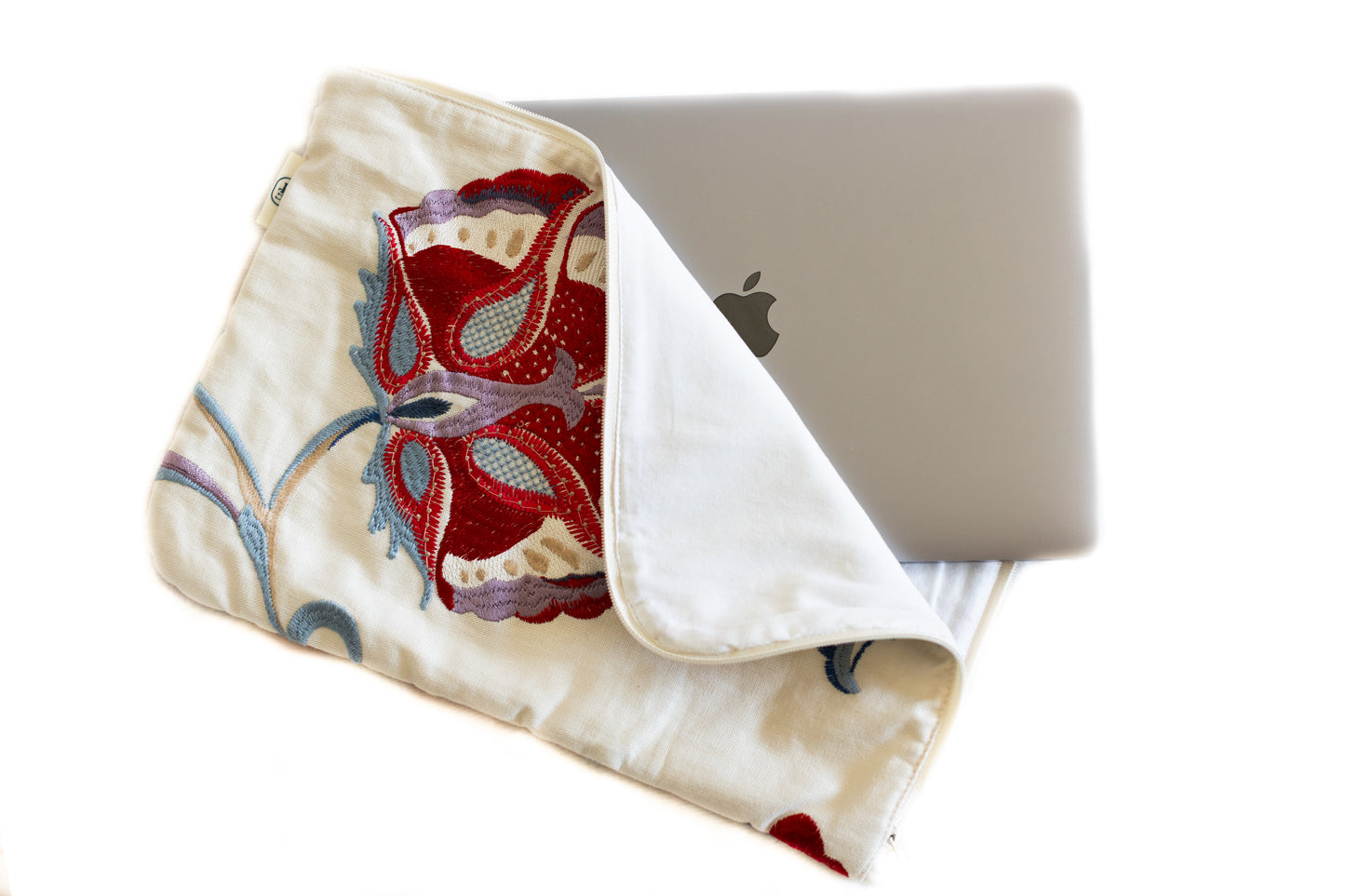 Housse d’ordinateur upcyclée avec broderie florale rouge, MacBook à moitié inséré – création durable faite main.