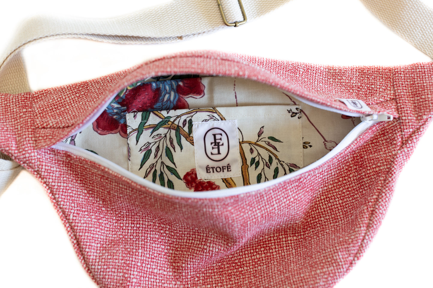 Vue intérieure de la banane rouge chiné Étofé avec doublure fleurie et étiquette de la marque
