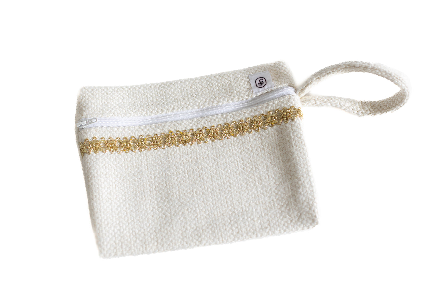 Pochette plate ÉTOFÉ blanche en tissu bouclette, ornée d’un galon doré et d’une anse latérale assortie.