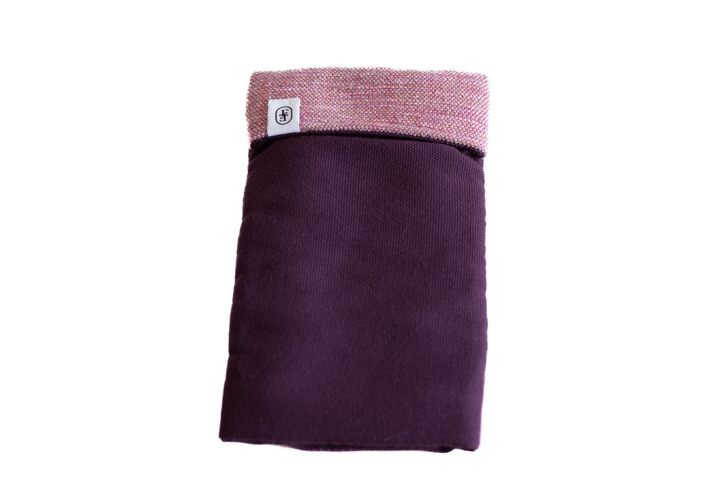 Pochette ÉTOFÉ bordeaux et rose, confectionnée à partir de textiles revalorisés d’hôtels haut de gamme, alliant élégance et durabilité.