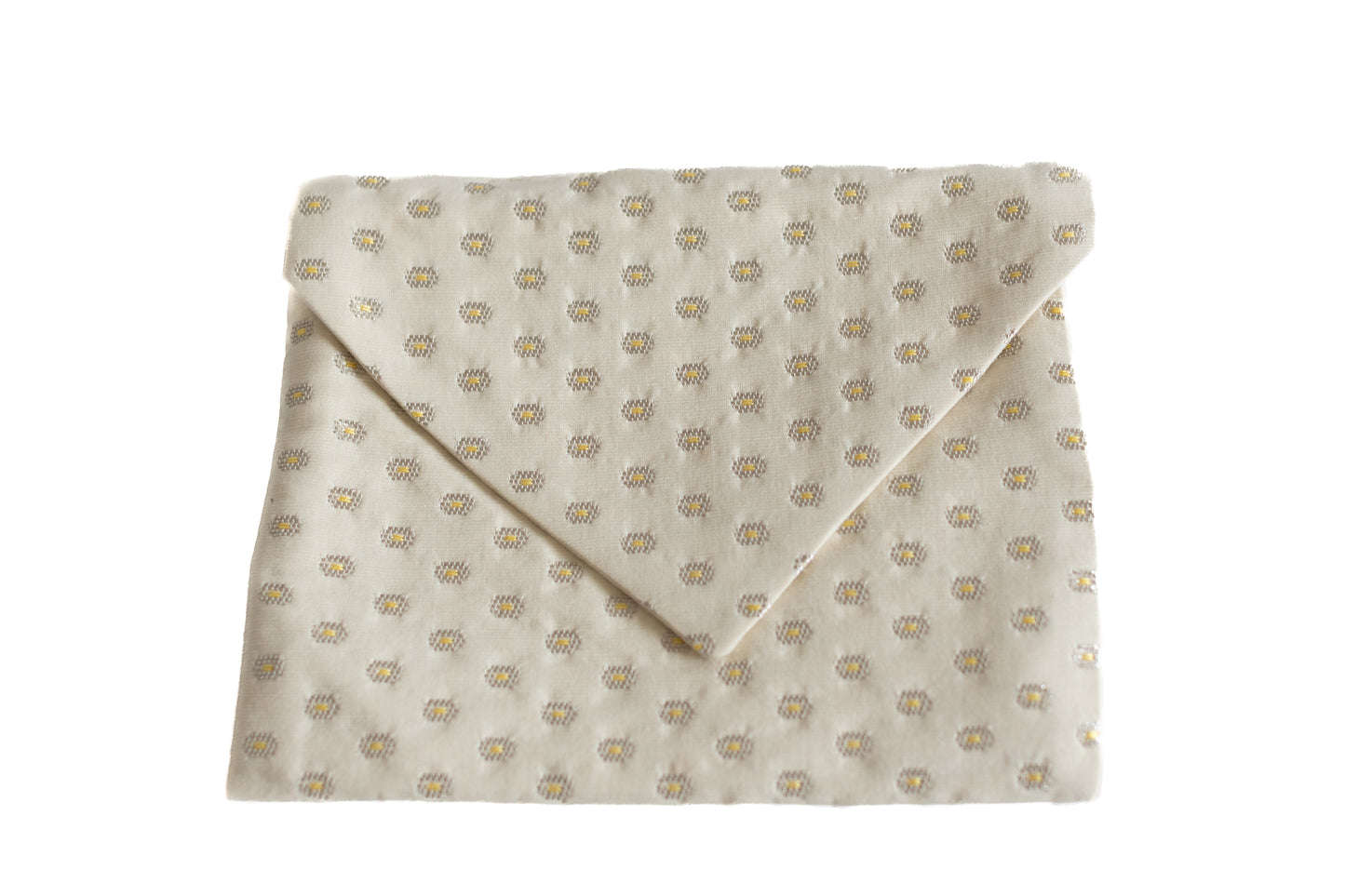 Pochette ÉTOFÉ écrue en forme d’enveloppe, tissu upcyclé à motifs soleil dorées, vue de face avec rabat fermé