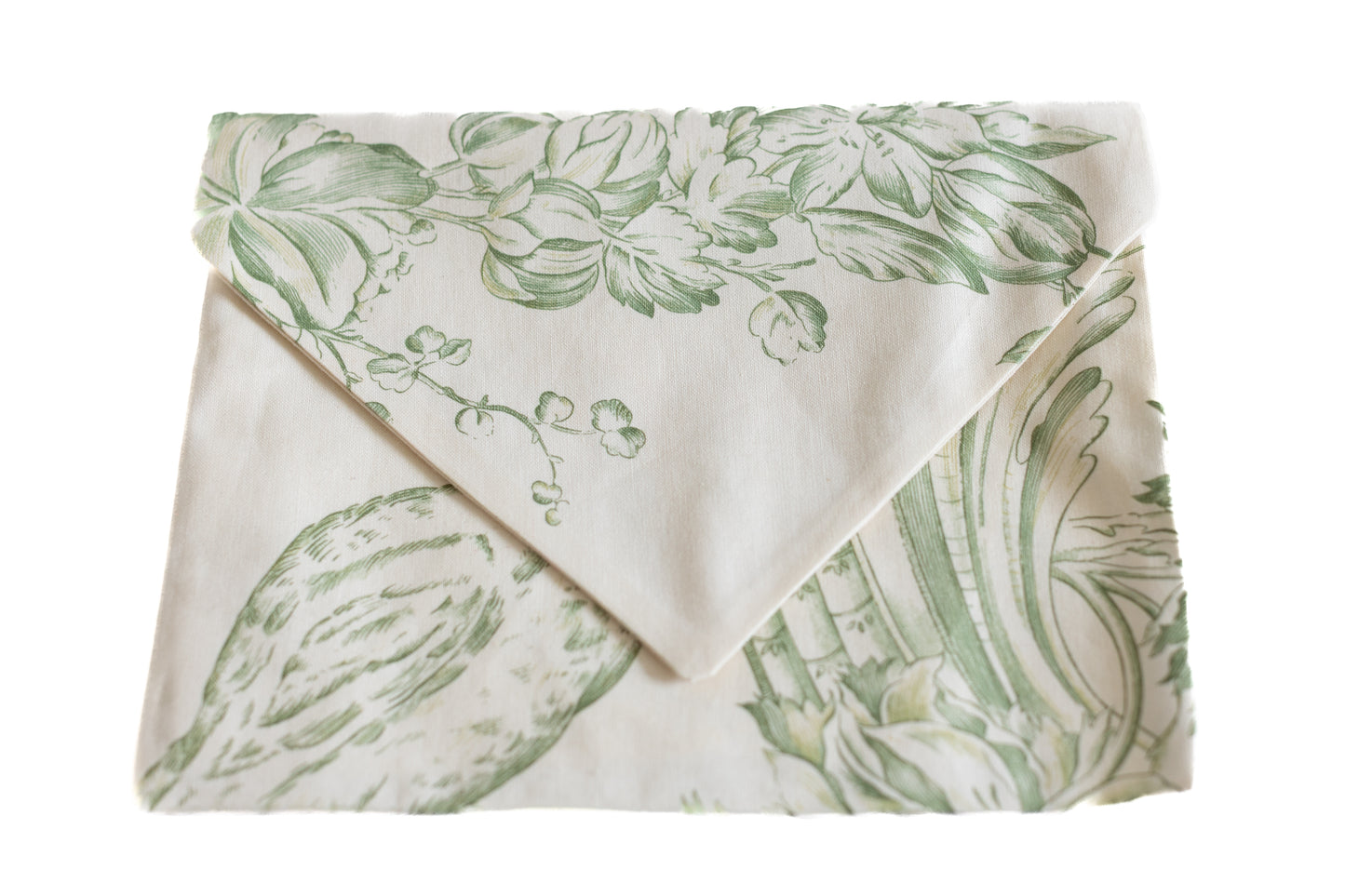 Pochette ÉTOFÉ en forme d’enveloppe, tissu upcyclé toile de jouy vert, vue de face, rabat fermé.