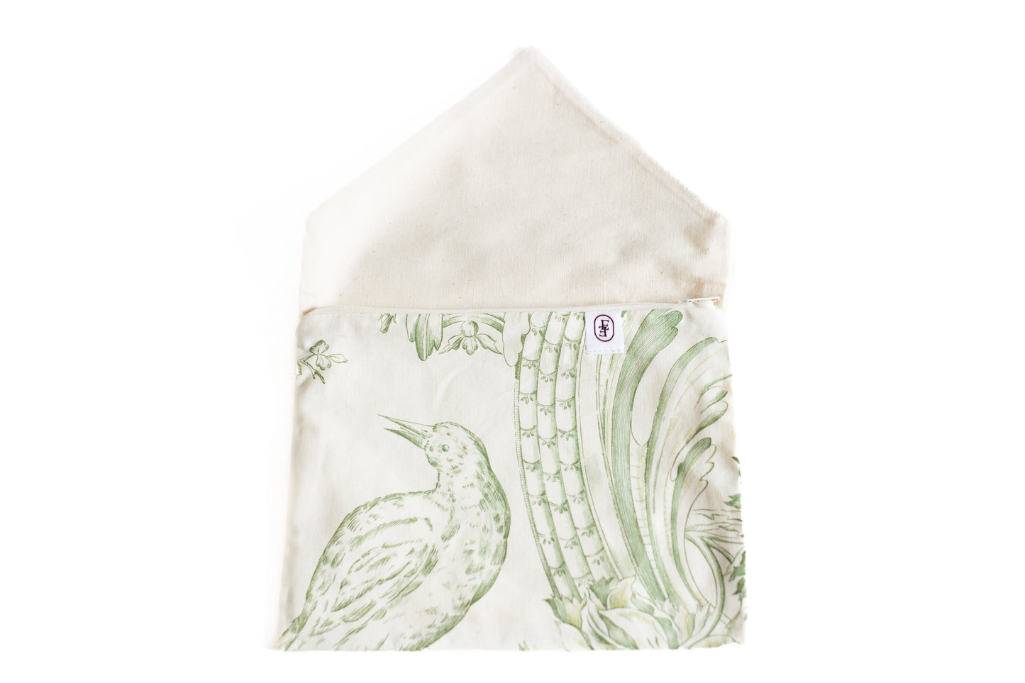 Pochette ÉTOFÉ en tissu upcyclé, forme enveloppe, rabat ouvert, en toile de jouy vert représentant un oiseau et des feuillages.