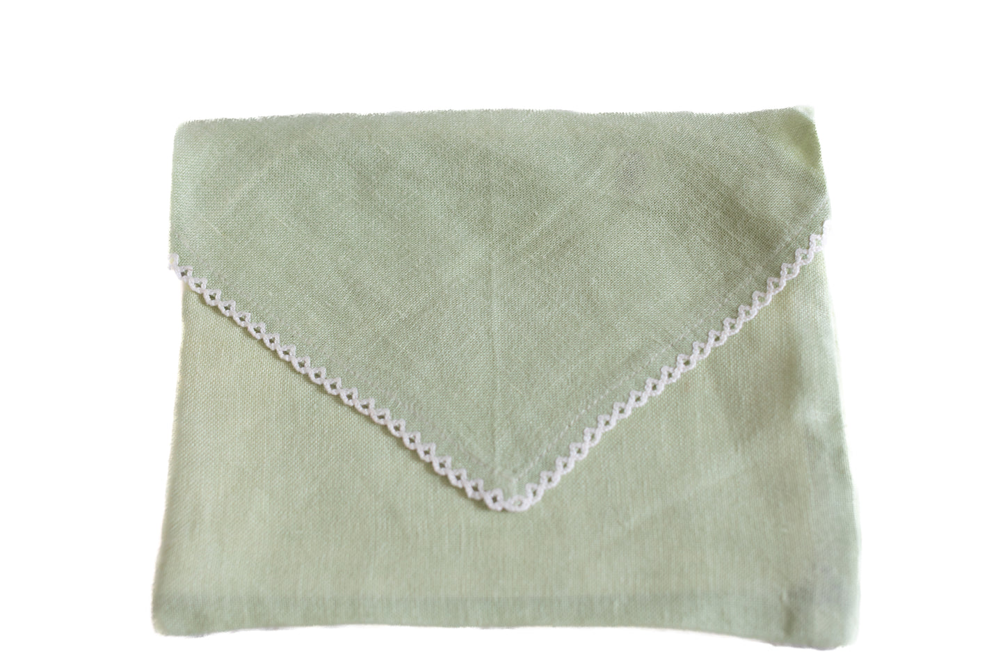 Pochette ÉTOFÉ verte en forme d’enveloppe, tissu upcyclé avec finition dentelle au crochet blanche, vue de face avec rabat fermé.
