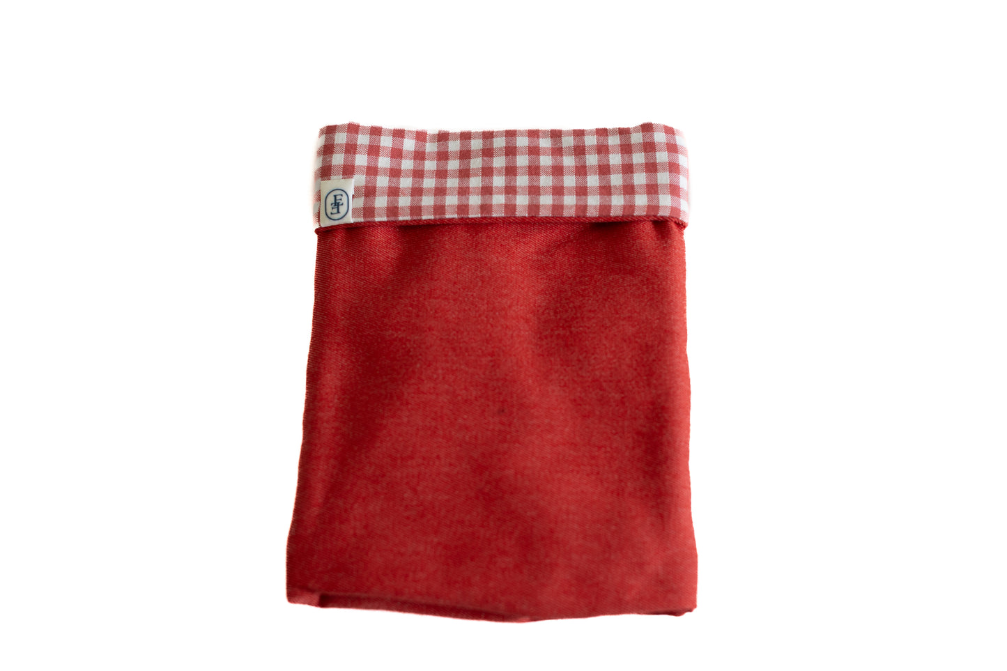 Pochette ÉTOFÉ rouge avec revers à motif vichy blanc et rouge, confectionnée à partir de tissus d’ameublement revalorisés, dans une démarche artisanale et solidaire sur la Côte d’Azur.