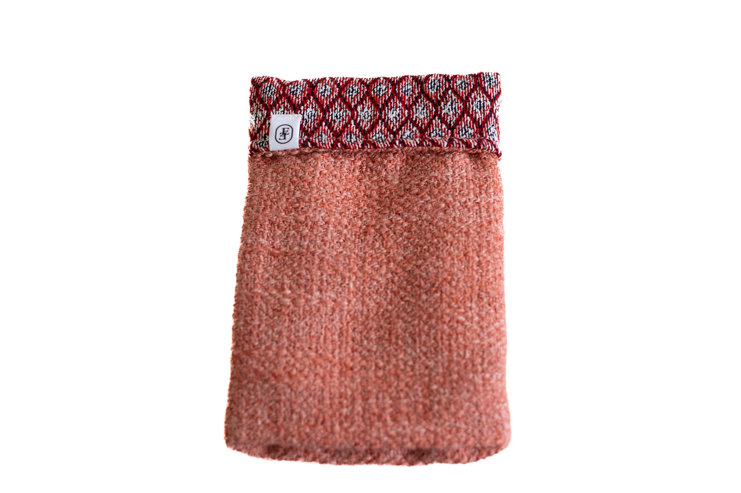 Pochette ÉTOFÉ en tissu brique texturé, avec un revers à motifs géométriques rouge et bleu, fabriquée à partir de tissus d’ameublement recyclés. Création locale et éthique.