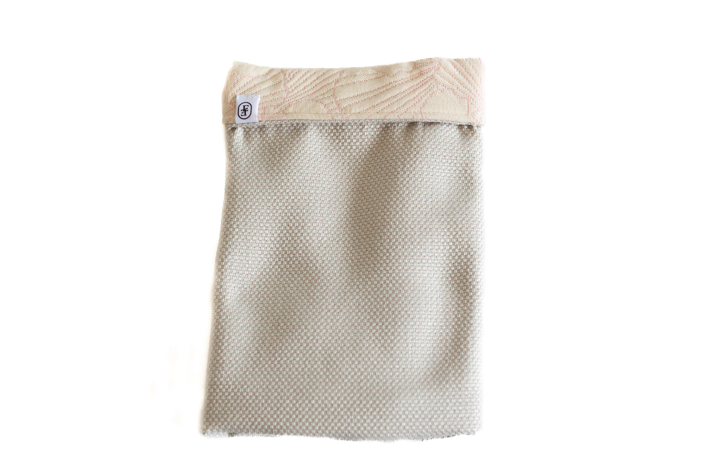 Pochette beige en tissu texturé recyclé, avec un revers rose pâle à motif géométrique brodé, fabriquée artisanalement sur la Côte d’Azur.