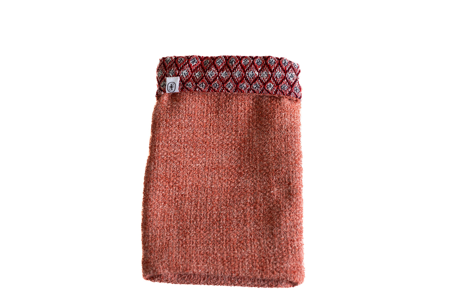 Pochette en tissu upcyclé orange effet laine bouclée, finition en coton à motifs losange rouges et bleus, fabriquée à la main sur la Côte d’Azur.