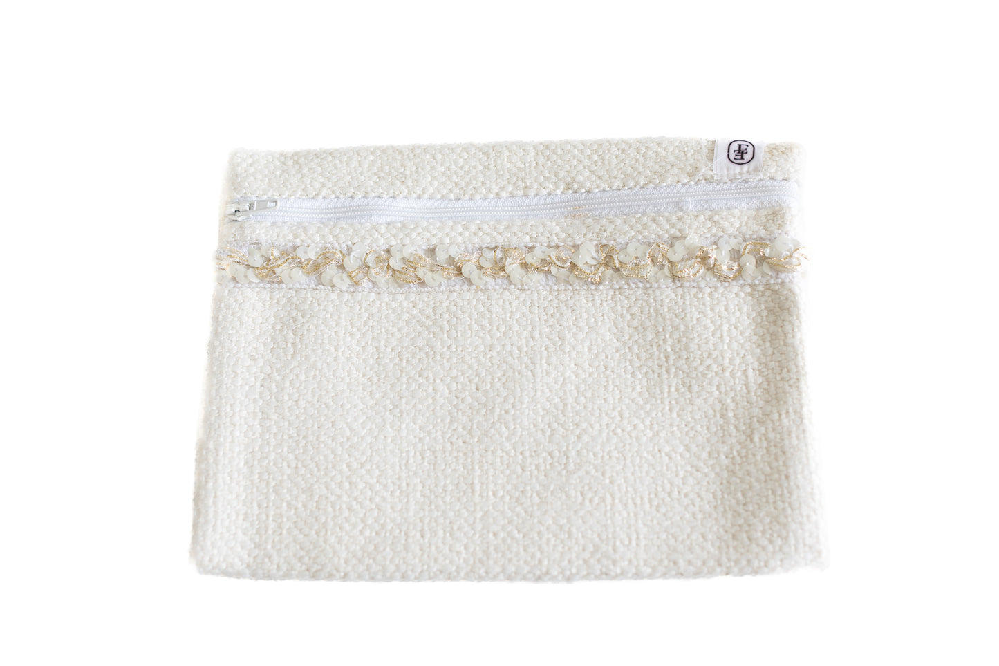 Pochette plate ÉTOFÉ blanche en tissu bouclette avec fermeture blanche et galon doré à volants.