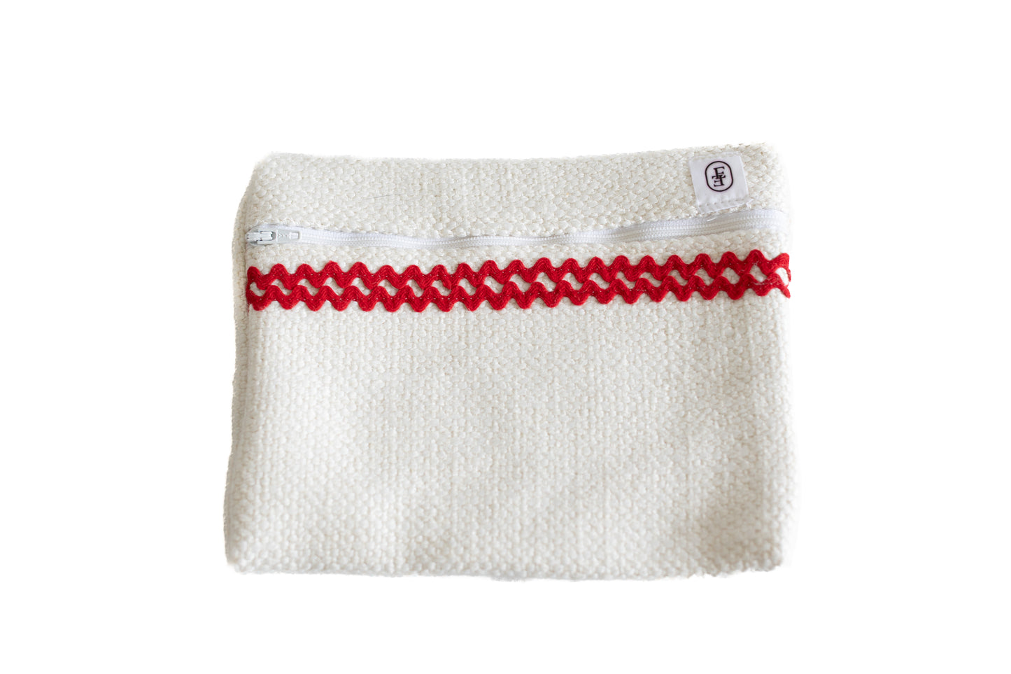 Pochette plate ÉTOFÉ blanche en tissu bouclette avec fermeture blanche et galon ondulé rouge.