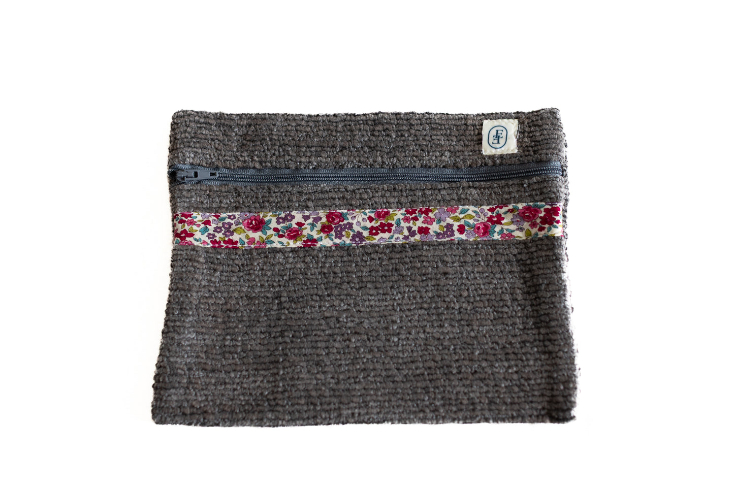 Pochette plate ÉTOFÉ gris anthracite en tissu upcyclé avec bande fleurie et fermeture éclair.
