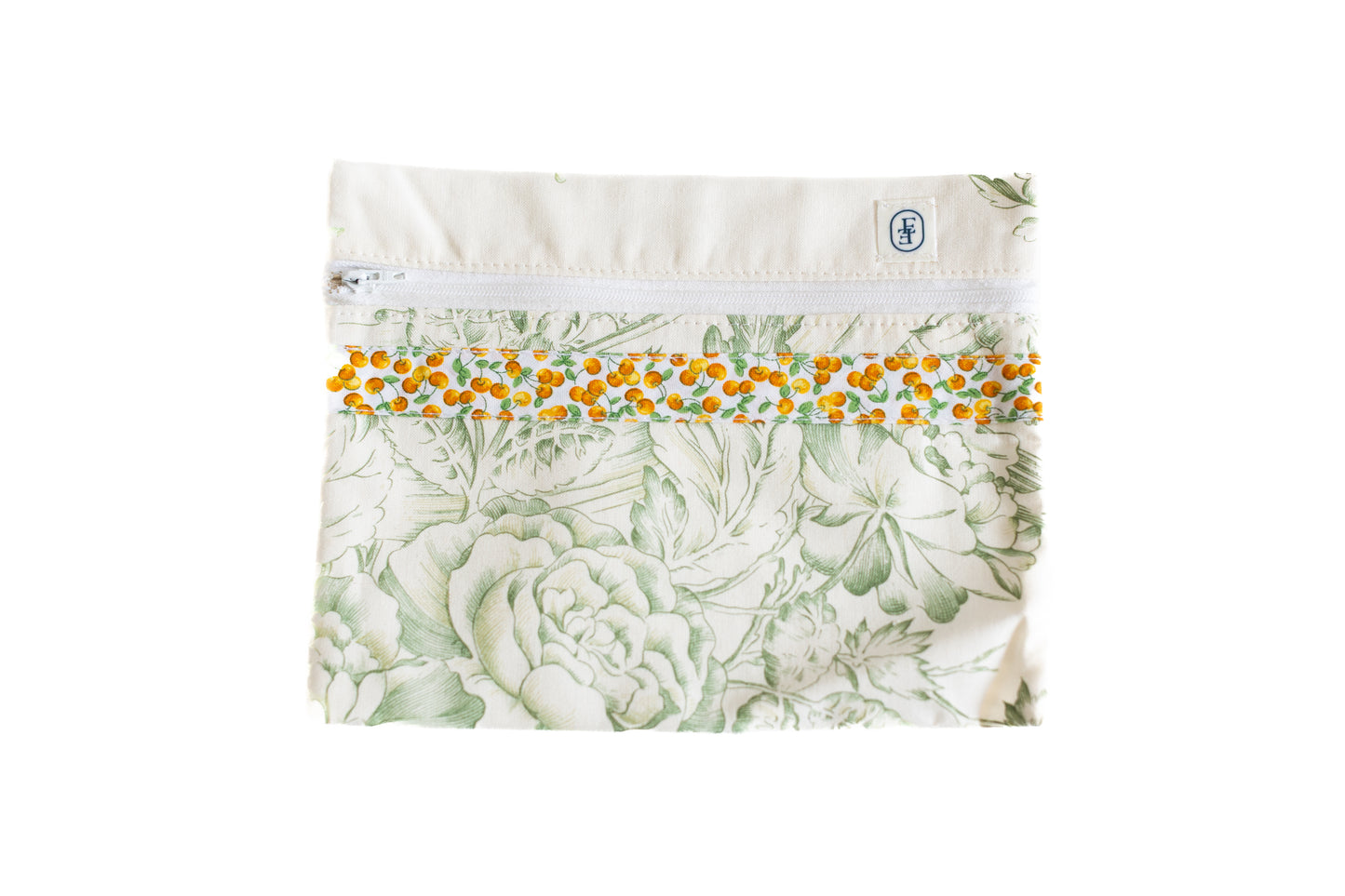 Pochette ÉTOFÉ en tissu upcyclé, motif végétal vert avec bande de fleurs oranges brodées.