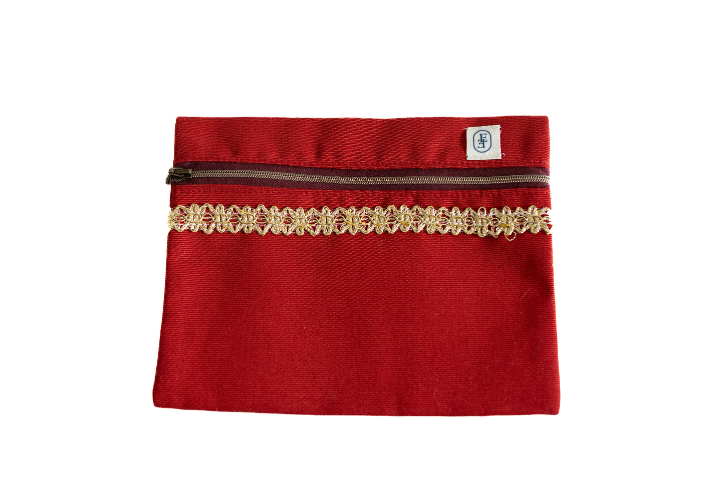 Pochette plate ÉTOFÉ rouge en tissu upcyclé avec fermeture zippée et broderie fleurie dorée.