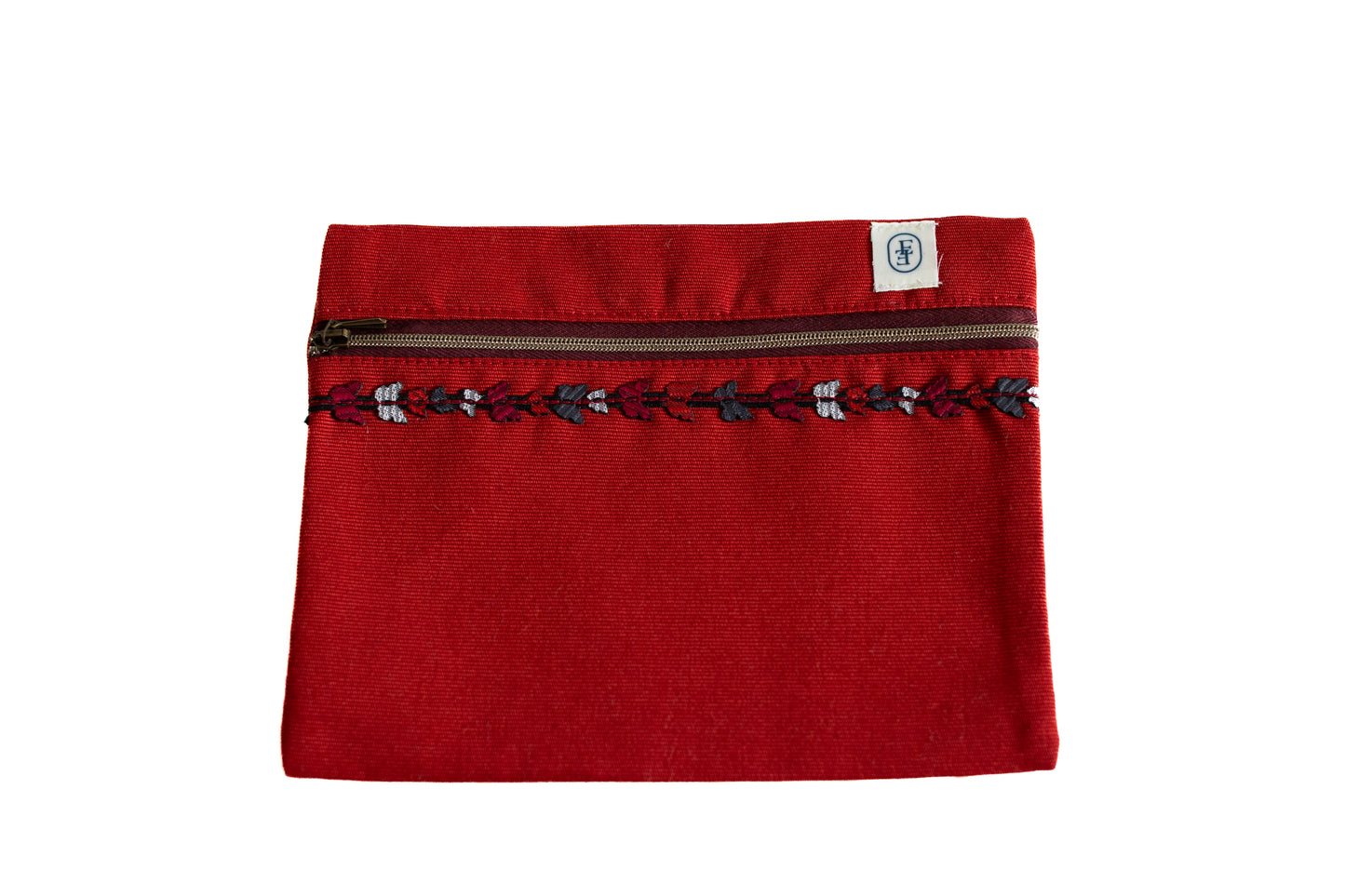 Pochette plate ÉTOFÉ rouge en tissu upcyclé avec broderie florale noire et bleue, et fermeture éclair.