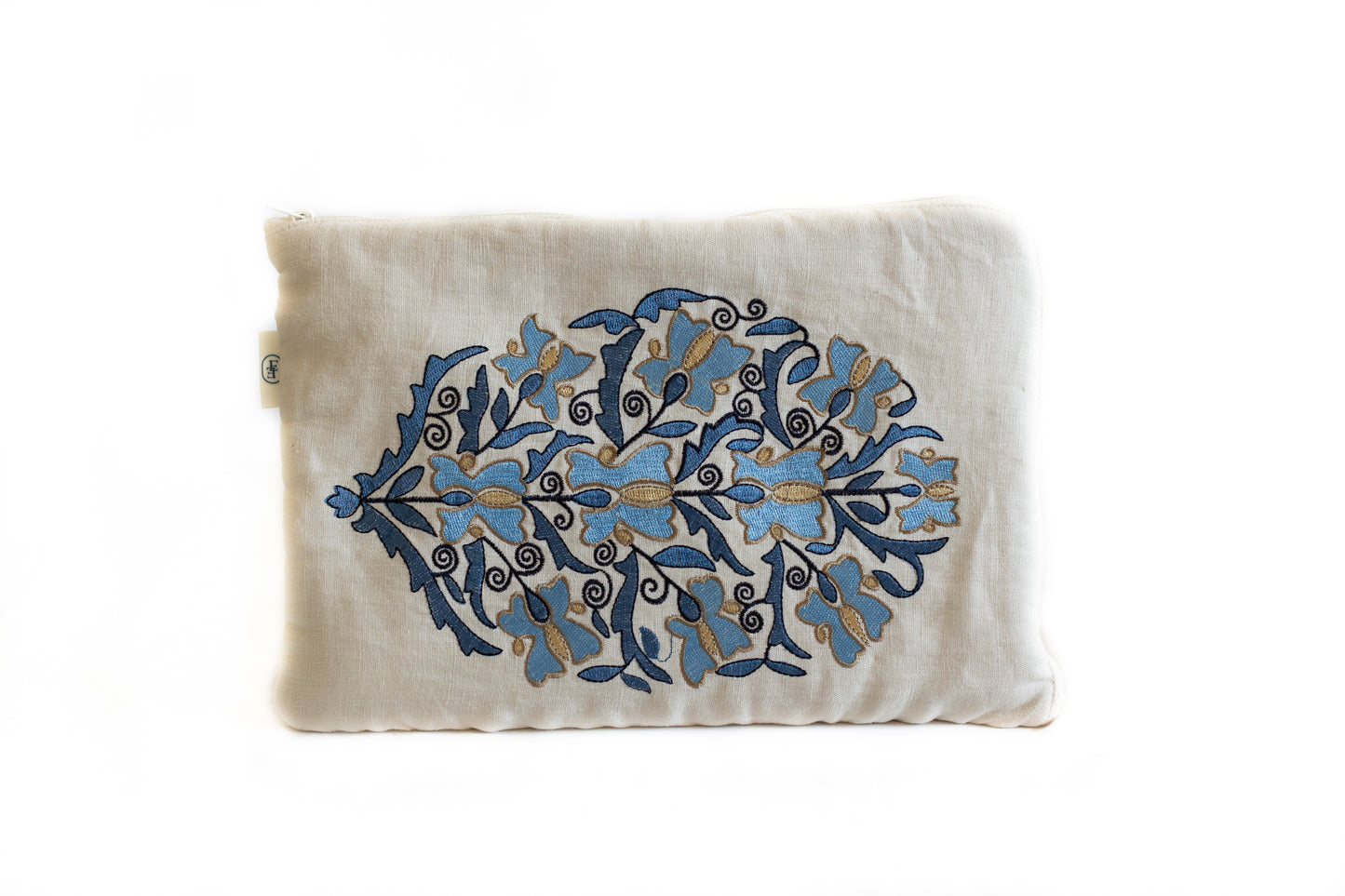 Pochette en tissu recyclé brodé de fleurs bleues et beiges, confectionnée avec soin sur la Côte d’Azur à partir de matériaux sauvés.