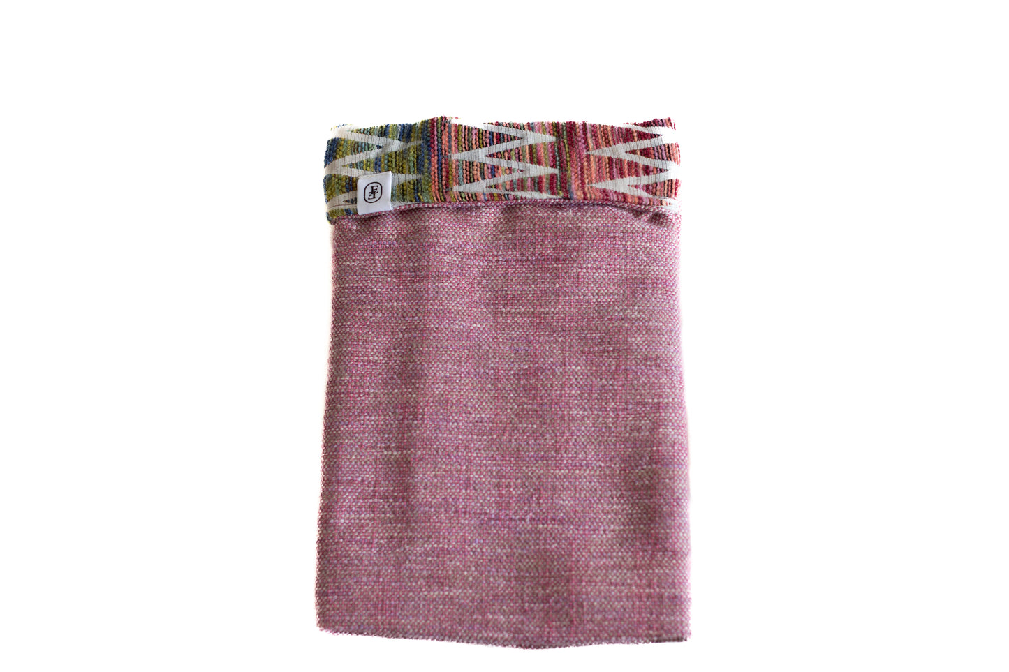 Pochette rose en tissu revalorisé avec un revers coloré à motif ethnique, réalisée à la main sur la Côte d’Azur. Une pièce unique et engagée.