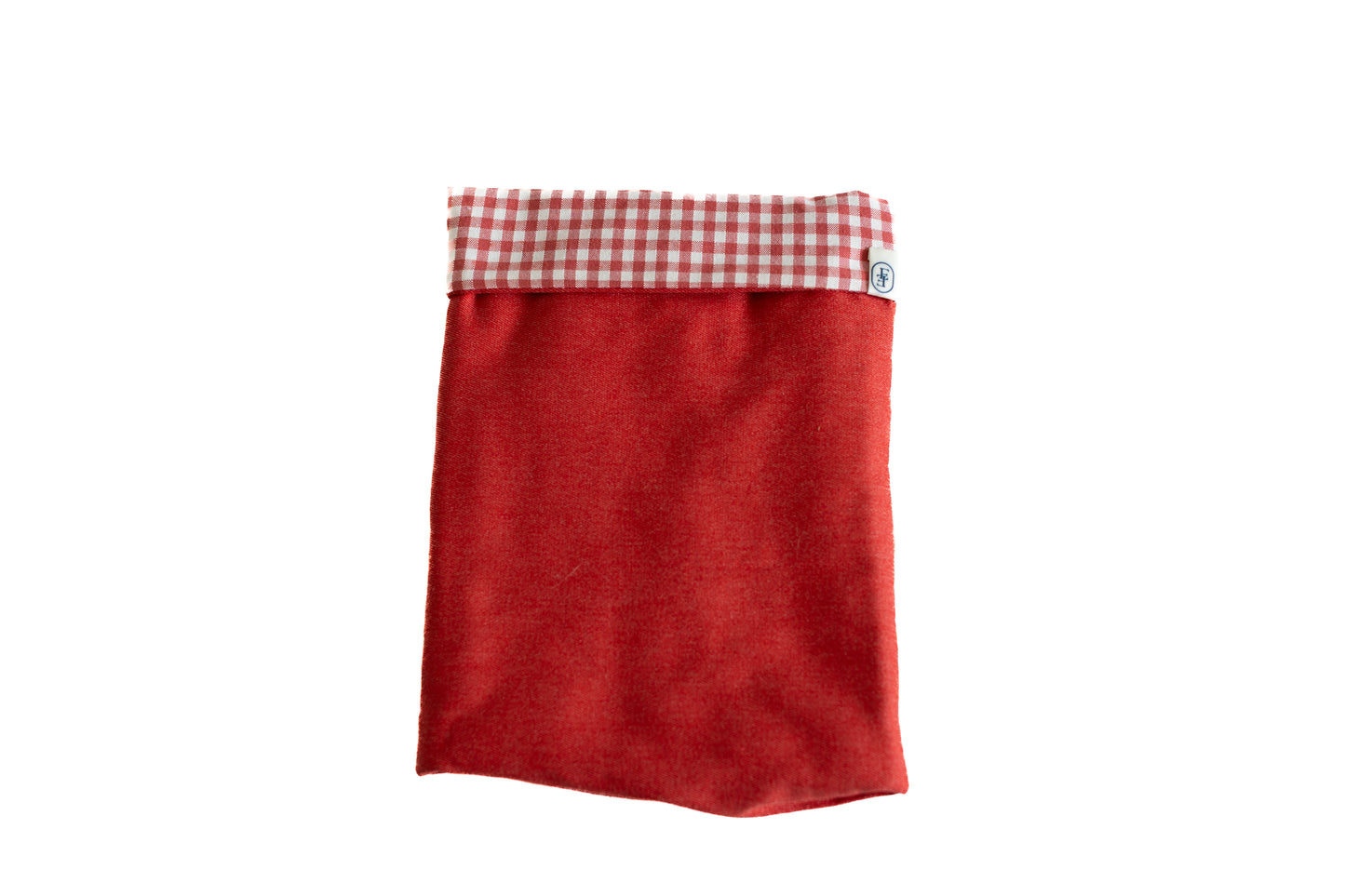 Pochette rouge en tissu revalorisé avec un revers à motif vichy rouge et blanc, confectionnée à la main sur la Côte d’Azur. Une pièce engagée et unique.