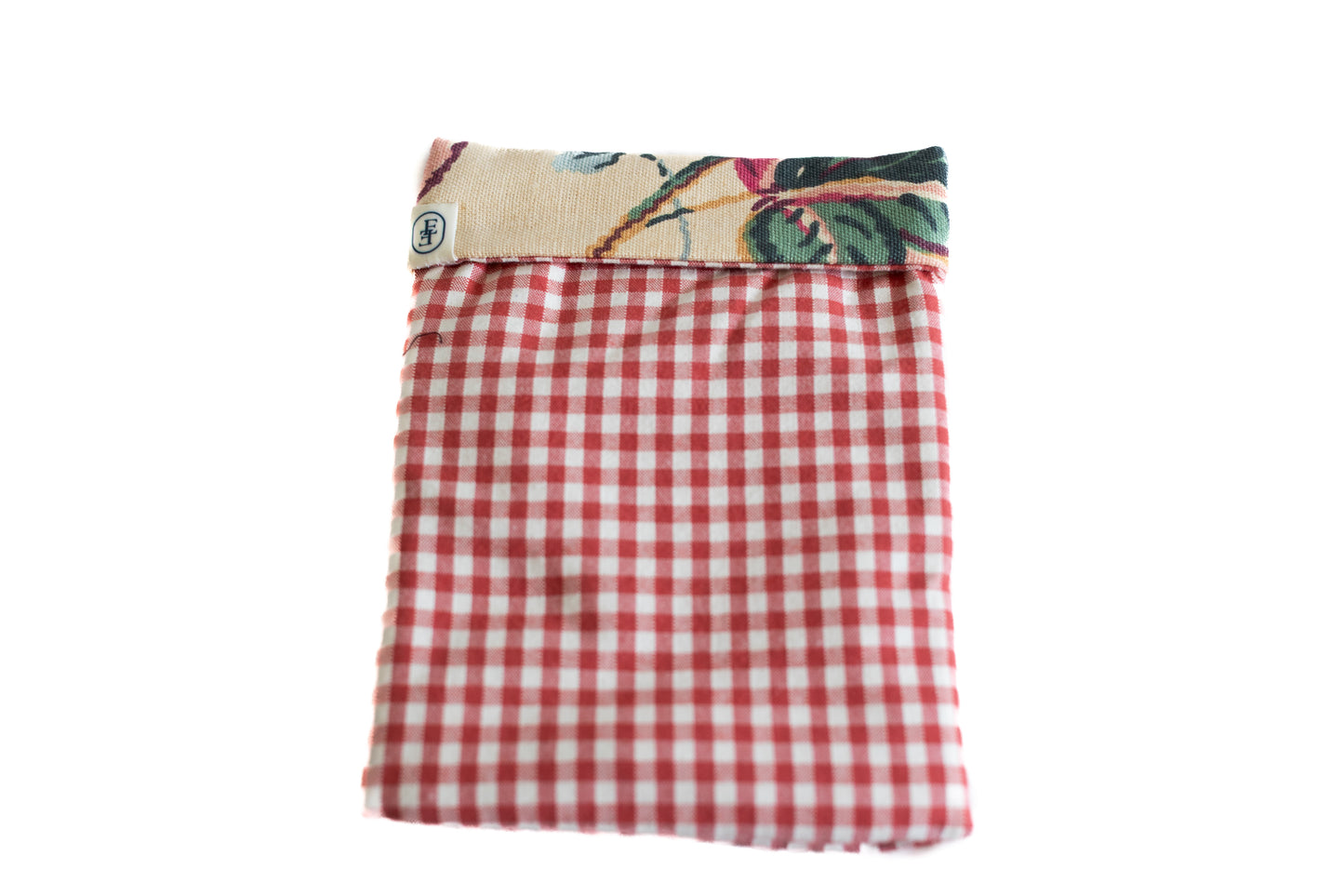 Pochette ÉTOFÉ à carreaux vichy rouge et blanc, avec un revers floral multicolore, fabriquée à partir de textiles d’ameublement recyclés dans une démarche locale et responsable.