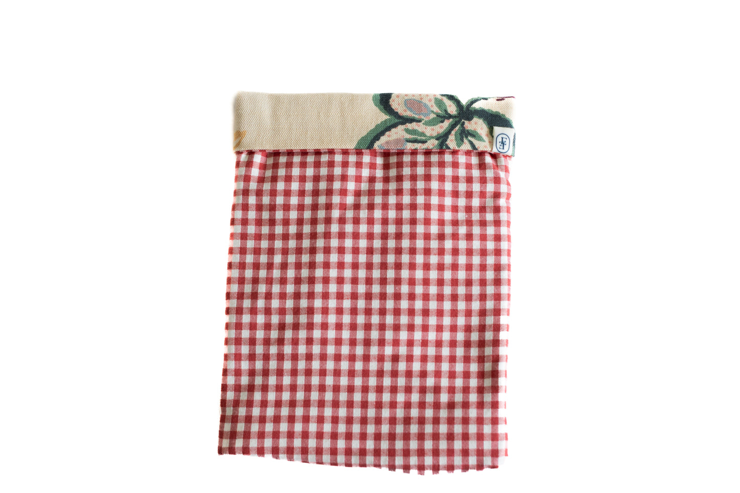 Pochette vichy rouge et blanche avec un revers fleuri en tissu recyclé, confectionnée artisanalement sur la Côte d’Azur. Une création responsable et engagée.