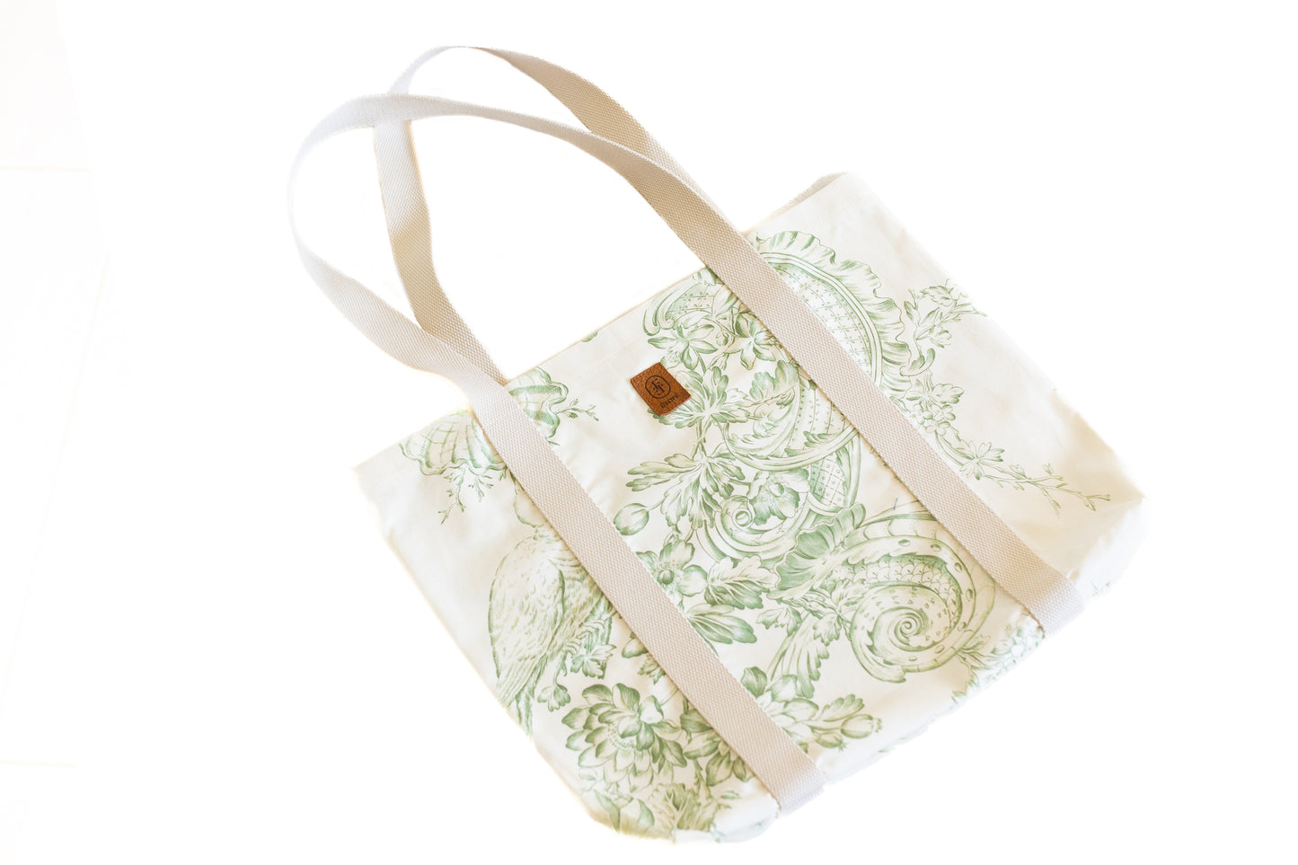 Sac cabas ÉTOFÉ en tissu recyclé en toile de joy vert, avec anses écrues et étiquette en cuir.