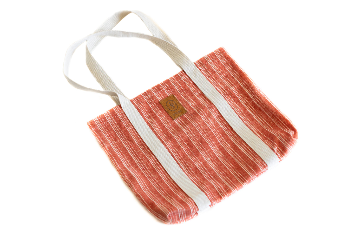 Sac cabas ÉTOFÉ en tissu recyclé rouge à fines rayures blanches, avec anses écrues, pris en angle sur fond blanc.