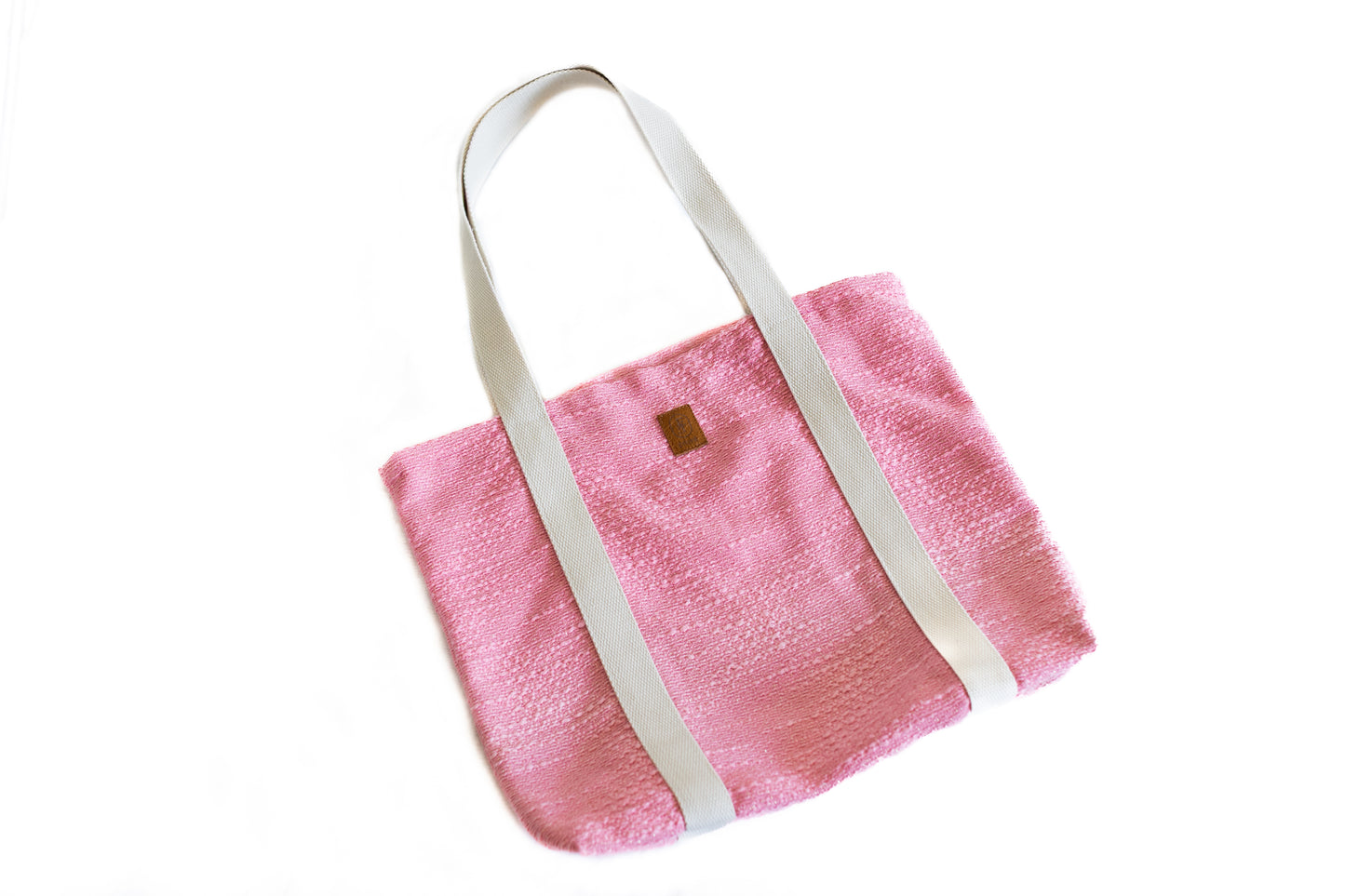 Sac tote bag rose ÉTOFÉ en tissu bouclette upcyclé, anses écrues, posé à plat sur fond blanc, vue de dessus.