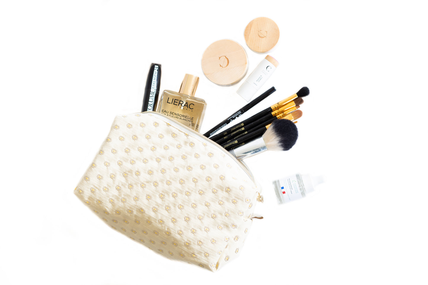 Trousse en tissu recyclé couleur écrue, ouverte avec pinceaux de maquillage et soins cosmétiques – accessoire écoresponsable ÉTOFÉ.