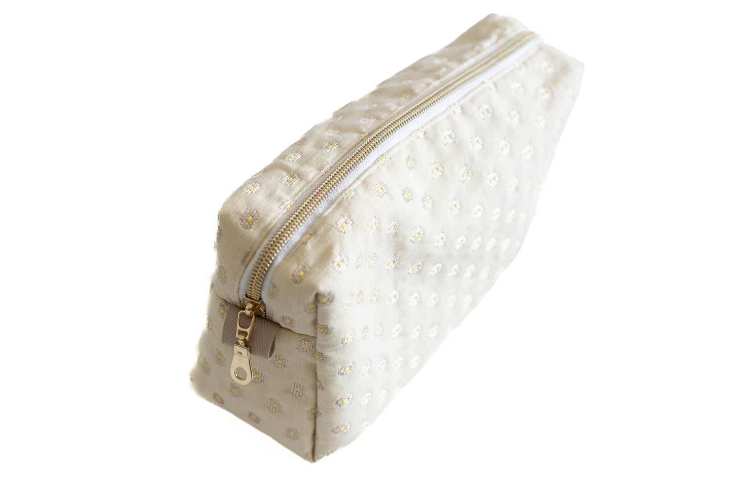 Trousse en coton écru brodé à la main – produit artisanal upcyclé et écoresponsable.