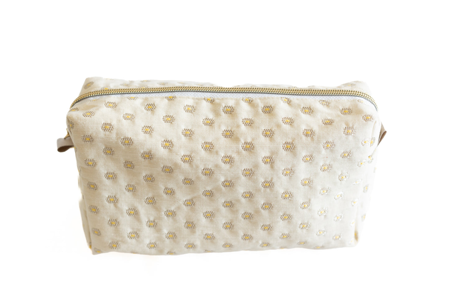 Trousse en coton brodé écru upcyclé – accessoire écoresponsable fait à la main.