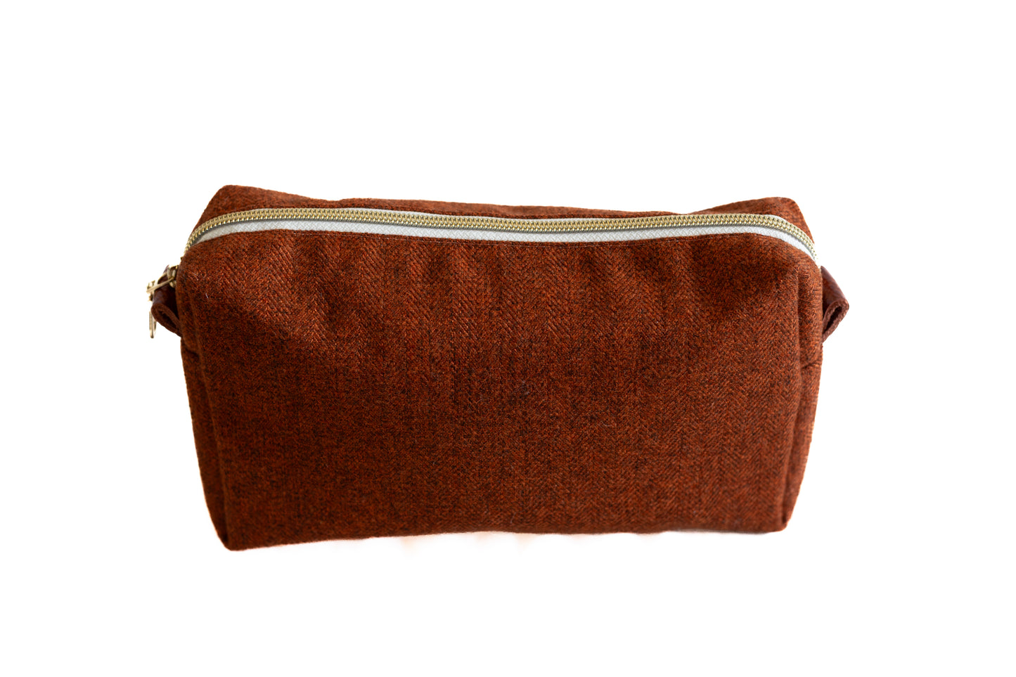 Trousse en tissu chiné upcyclé couleur marron – fabriquée à partir de matériaux revalorisés en France.