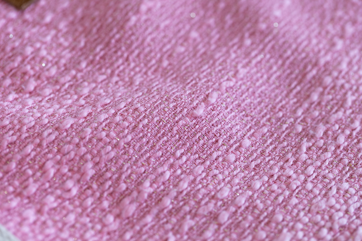 Gros plan sur le tissu rose du sac cabas ÉTOFÉ, mettant en valeur la texture et les fibres recyclées.