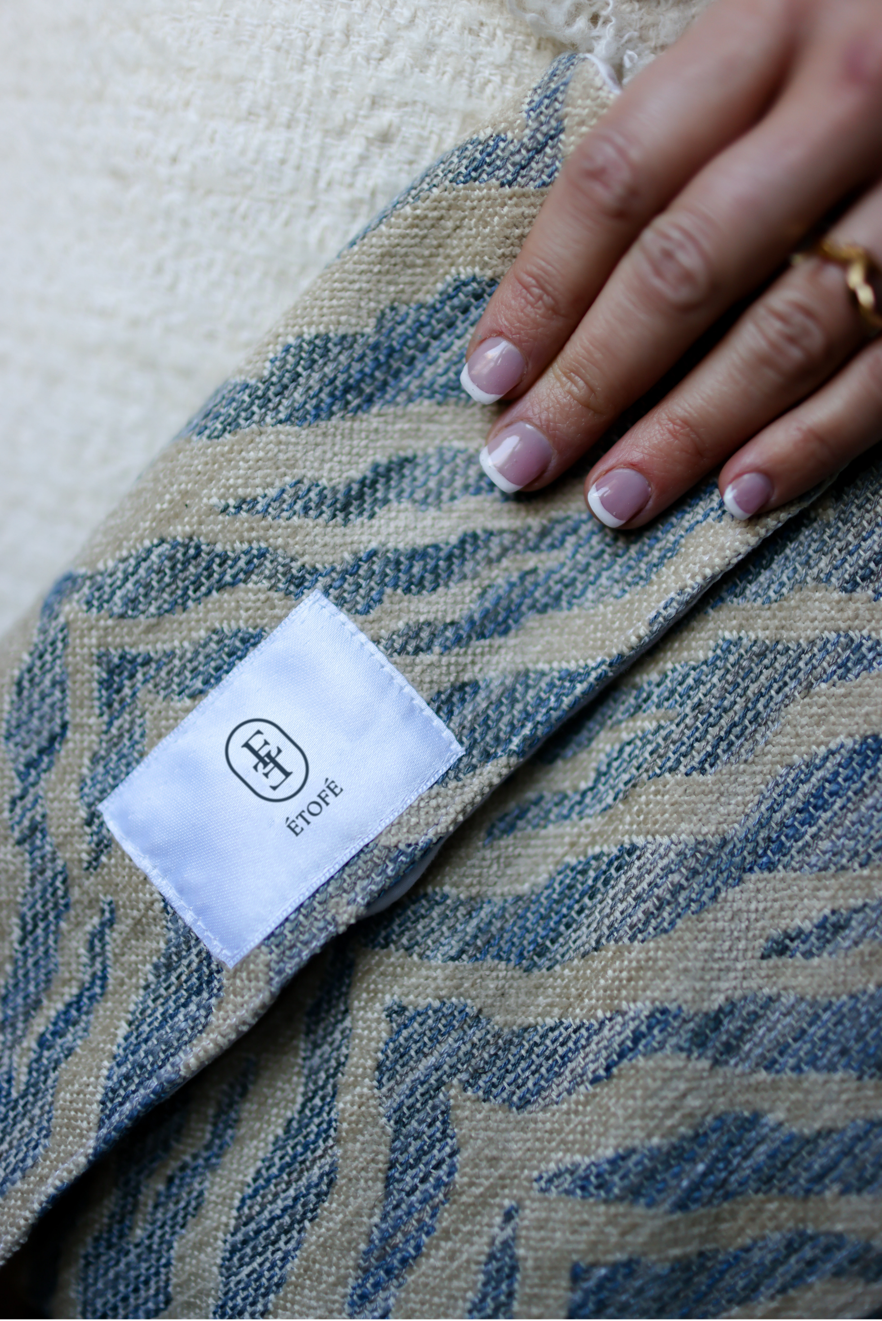 Zoom sur une pochette ÉTOFÉ en tissu revalorisé bleu et beige, motif zébré, fabriquée à la main en France