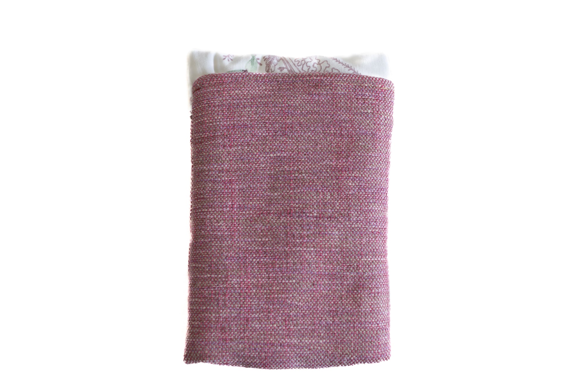 Housse pour livre de poche ÉTOFÉ en tissu revalorisé rose chiné, avec bordure fleurie blanche et verte. Accessoire écoresponsable confectionné à la main sur la Côte d’Azur.