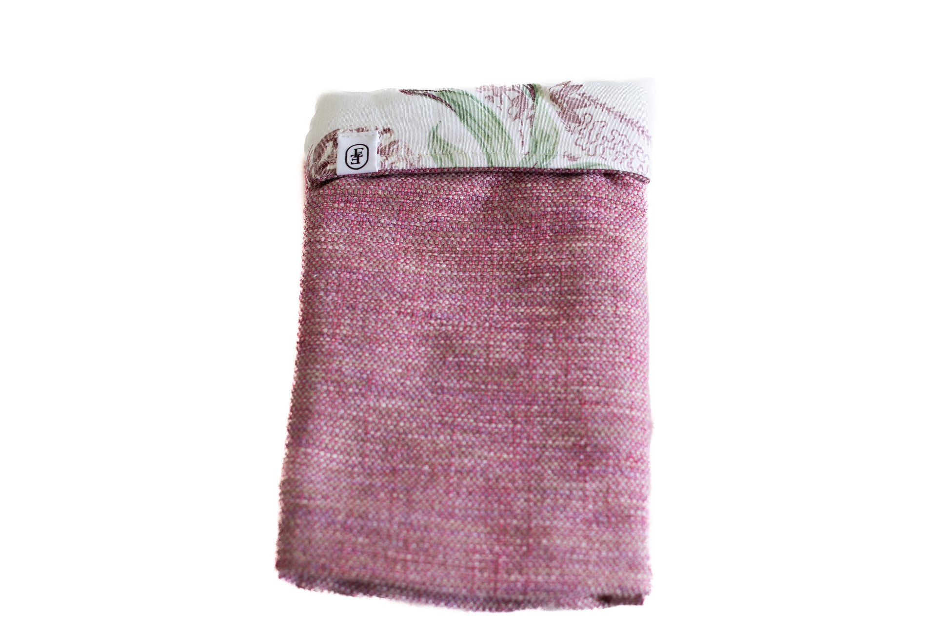 Housse de livre ÉTOFÉ en tissu revalorisé rose avec revers fleuri, confectionnée à la main sur la Côte d’Azur à partir de textiles d’ameublement de luxe. Accessoire unique et responsable.