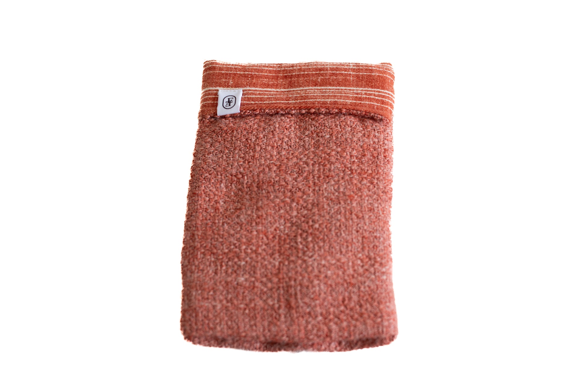 Housse de livre ÉTOFÉ en tissu revalorisé couleur terracotta, confectionnée à la main à partir de linge d’ameublement haut de gamme. Accessoire éthique et local, étiquette signature ÉTOFÉ visible.