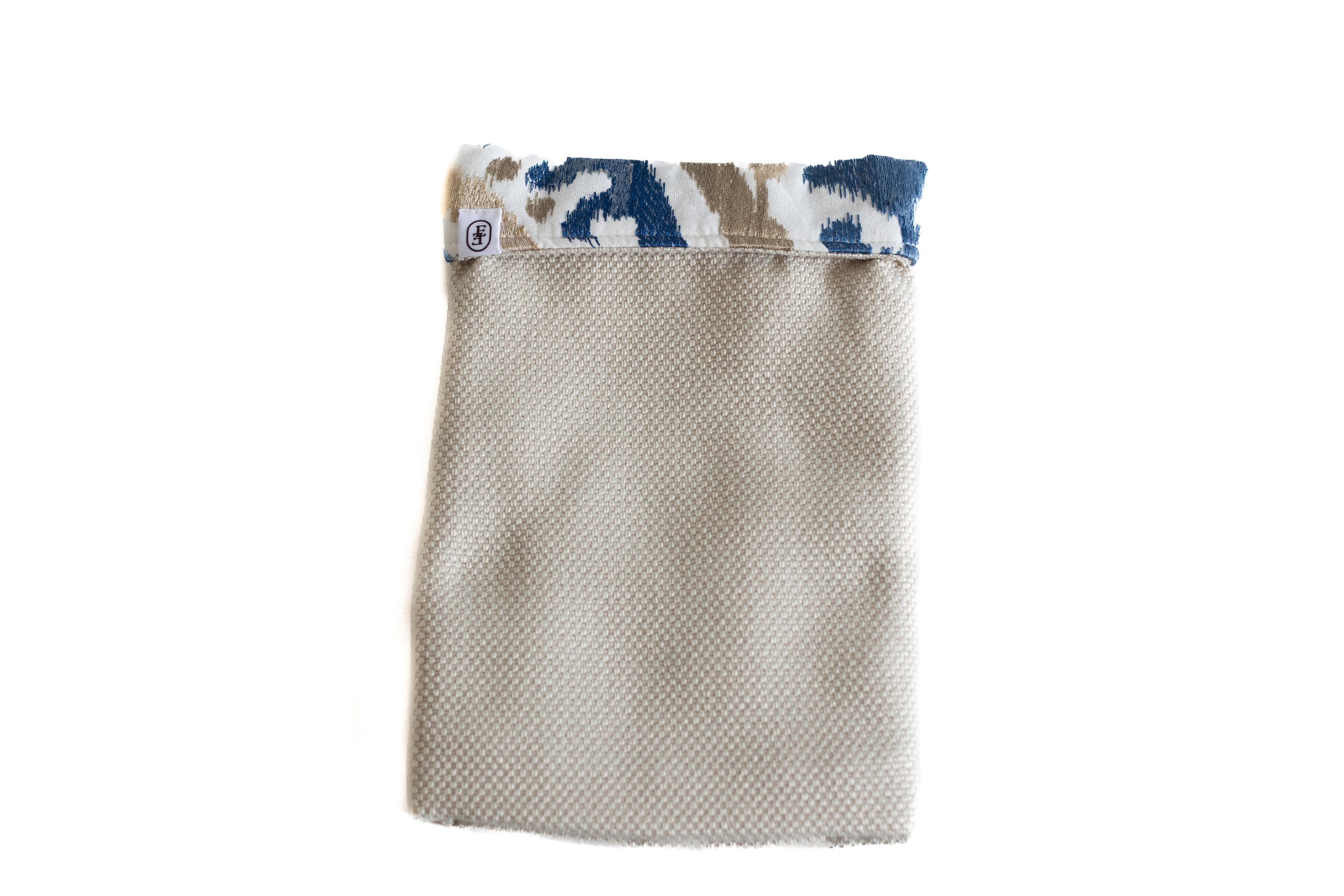 Housse de tablette beige avec bordure bleue à motifs ethniques — tissu upcyclé ÉTOFÉ