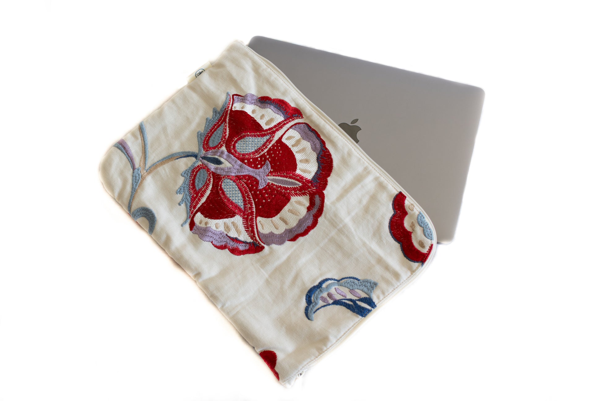 Housse pour ordinateur en tissu upcyclé brodé d’une fleur rouge, faite main et conçue de manière responsable en France.