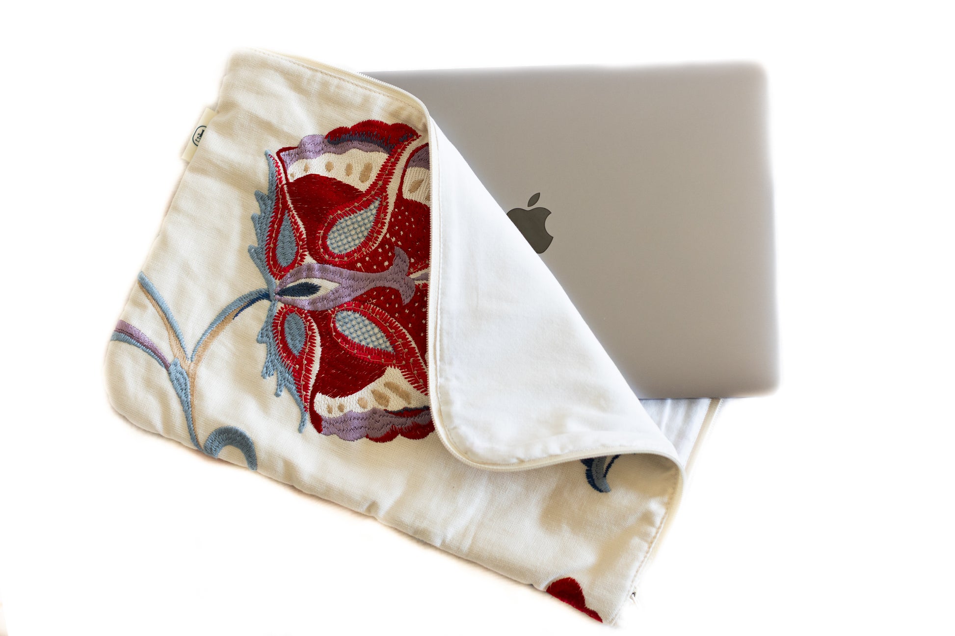 Housse d’ordinateur upcyclée avec broderie florale rouge, MacBook à moitié inséré – création durable faite main.