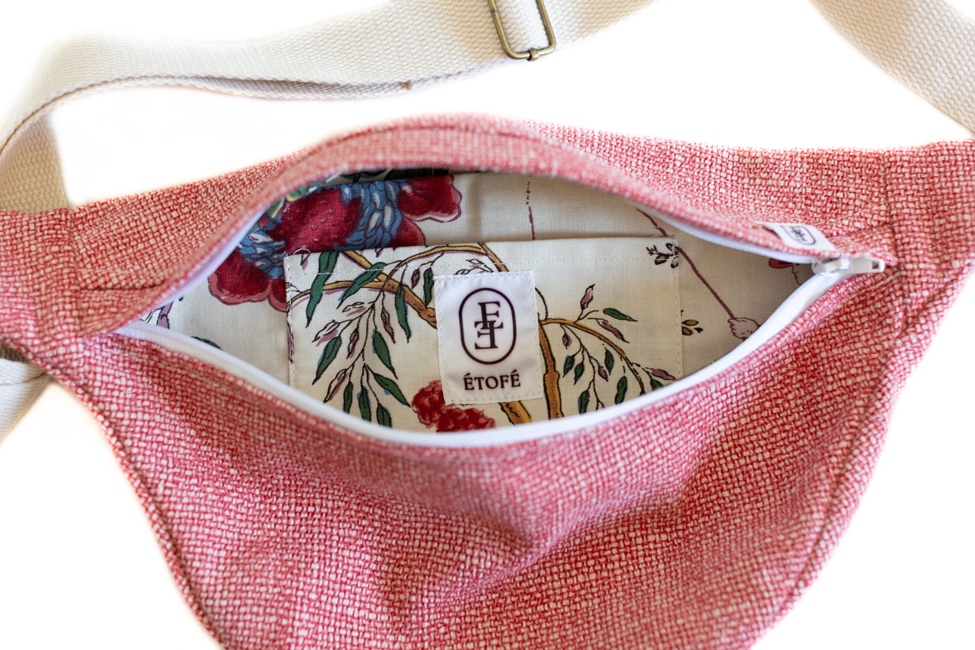 Vue intérieure de la banane rouge chiné Étofé avec doublure fleurie et étiquette de la marque