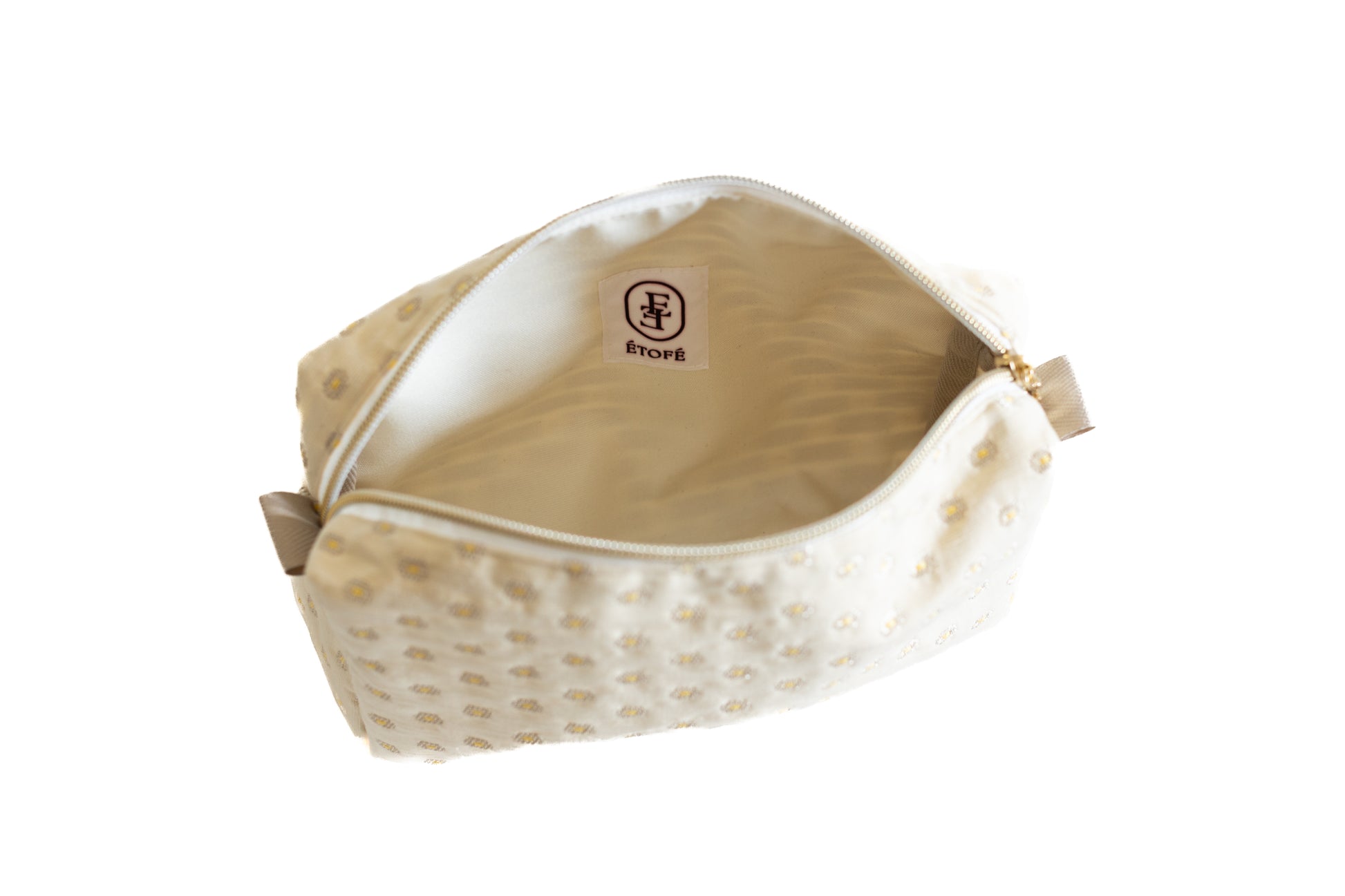 Vue intérieure d’une trousse écrue doublée, avec logo ÉTOFÉ – accessoire artisanal issu de l’upcycling.