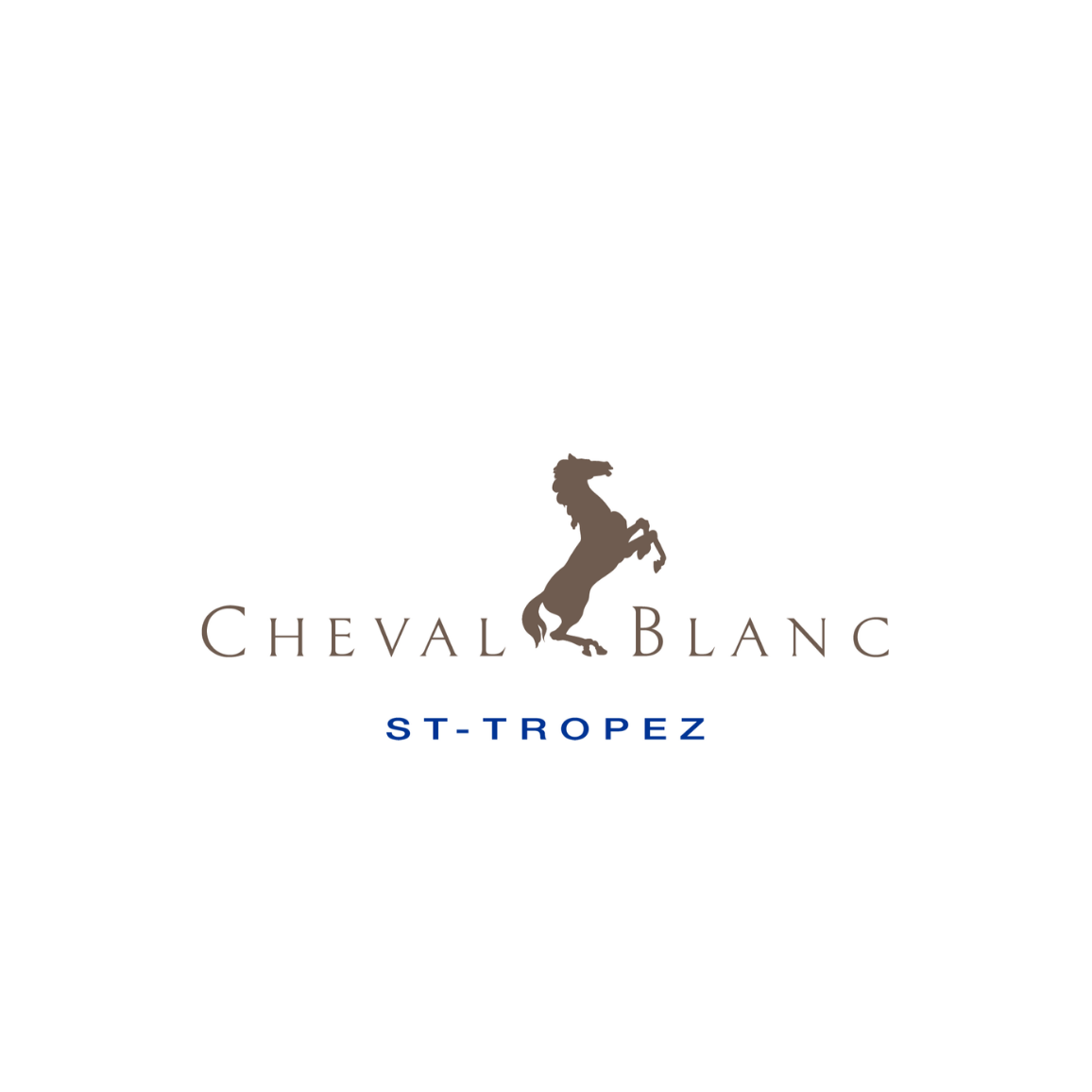 Logo de l’hôtel Cheval Blanc à Saint-Tropez. Le design présente un cheval cabré brun au-dessus du nom de l’établissement, souligné par “St-Tropez” en bleu, évoquant le raffinement, l’élégance et l’univers équestre d’un palace emblématique de la Côte d’Azur.