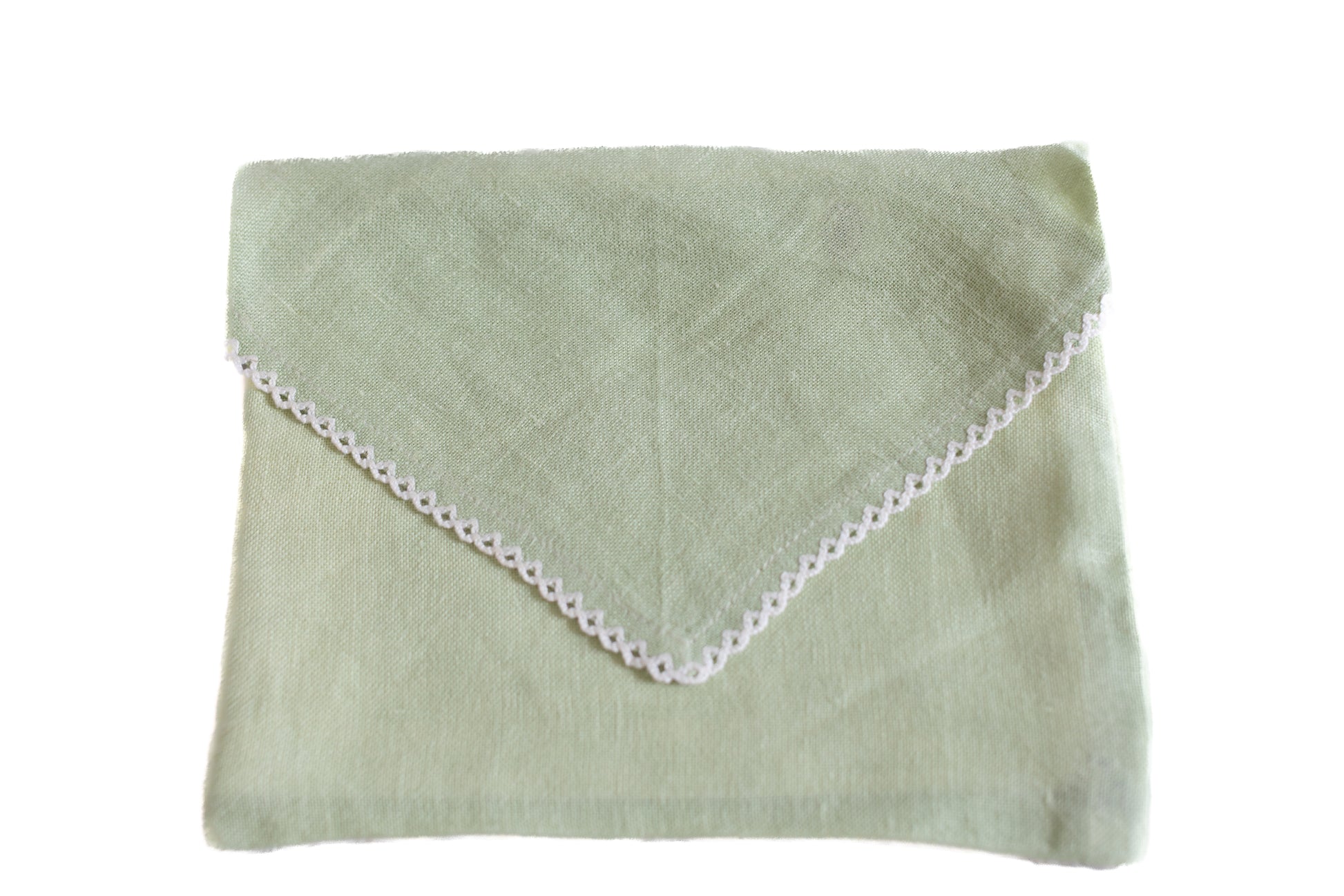 Pochette ÉTOFÉ verte en forme d’enveloppe, tissu upcyclé avec finition dentelle au crochet blanche, vue de face avec rabat fermé.