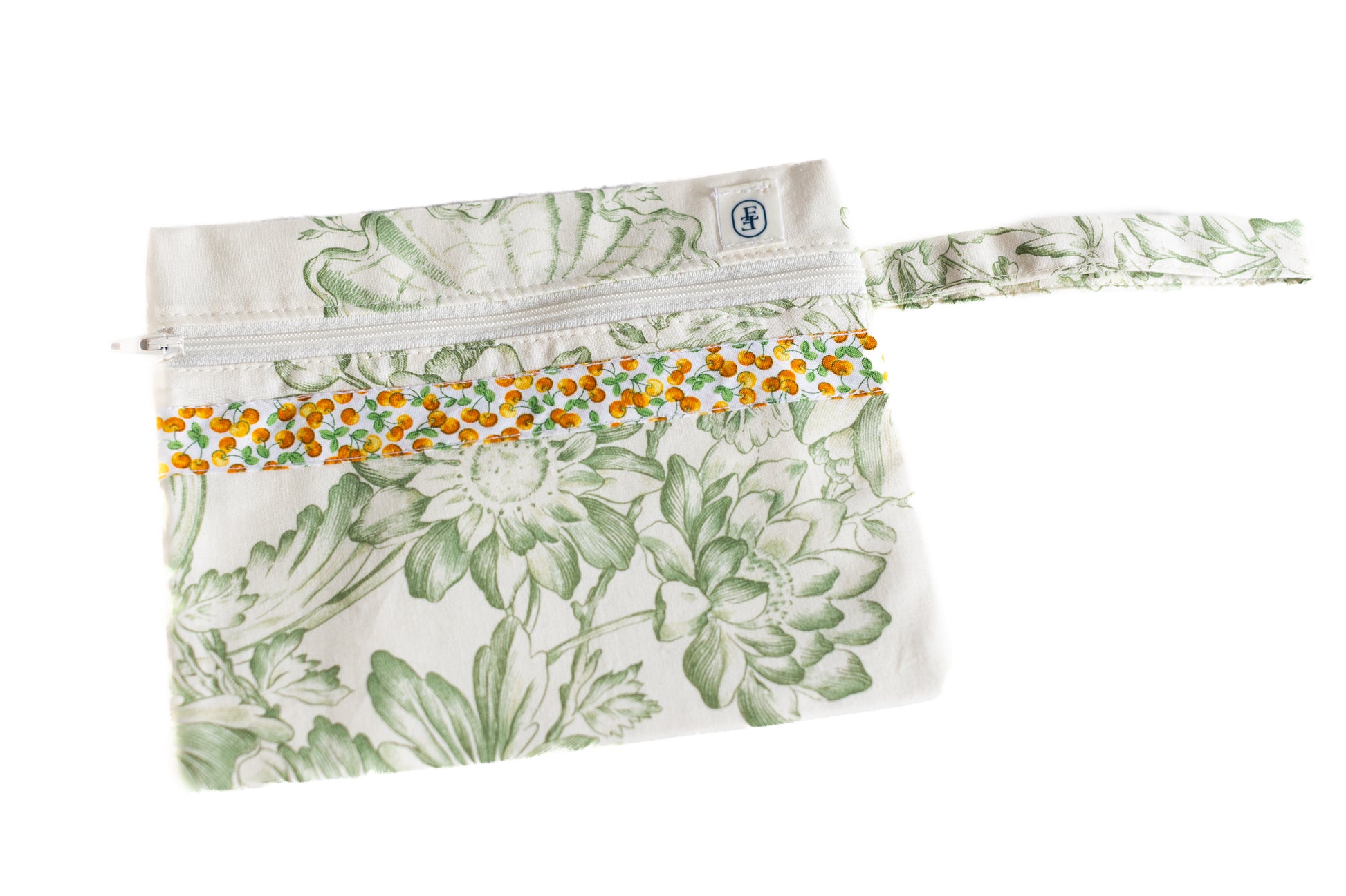 Pochette plate ÉTOFÉ en tissu upcyclé fleuri vert et blanc, décorée d’un galon brodé de perles orange et jaunes, avec poignée assortie.
